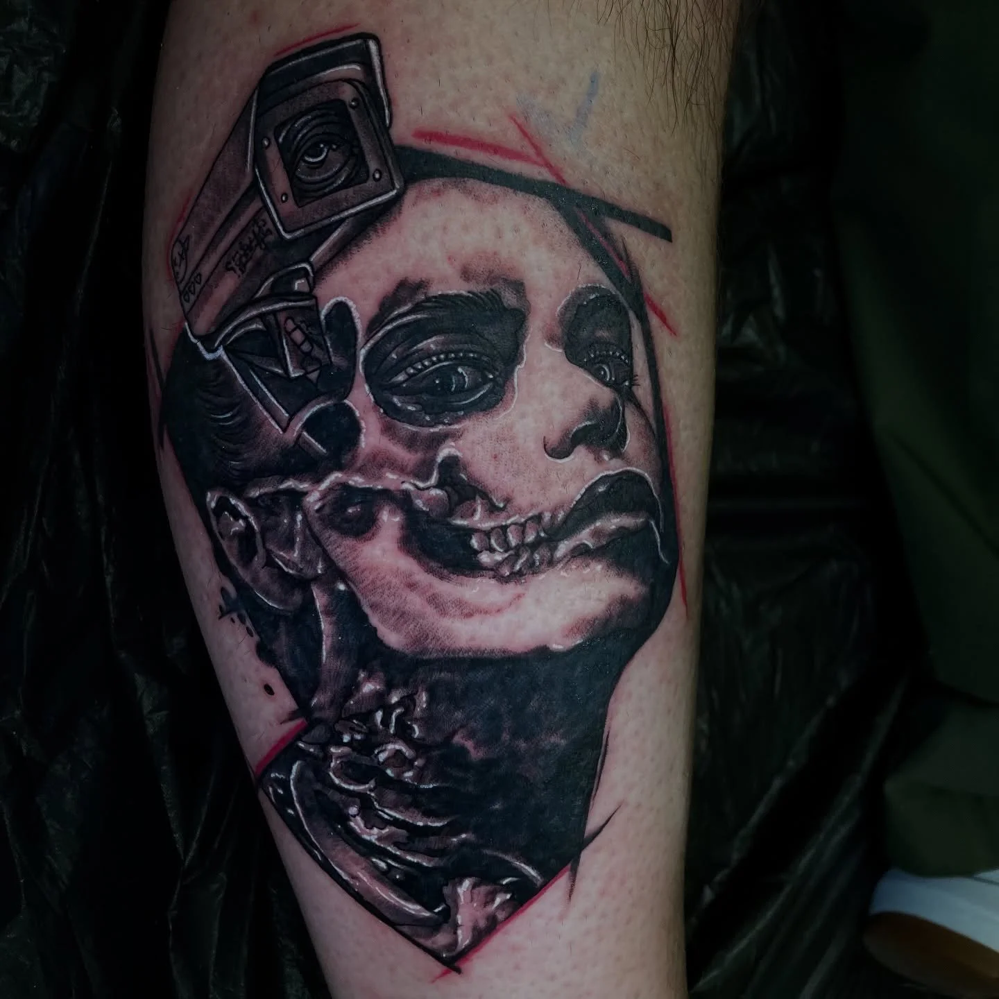 Ein neues St&uuml;ck auf der Haut &ndash; eine Mischung aus Sch&ouml;nheit, Verg&auml;nglichkeit und &Uuml;berwachung.
Dieses Tattoo verbindet das Menschliche mit dem Mechanischen, das Lebendige mit dem Verfall.
Ein Blick, der durch dich hindurch sie