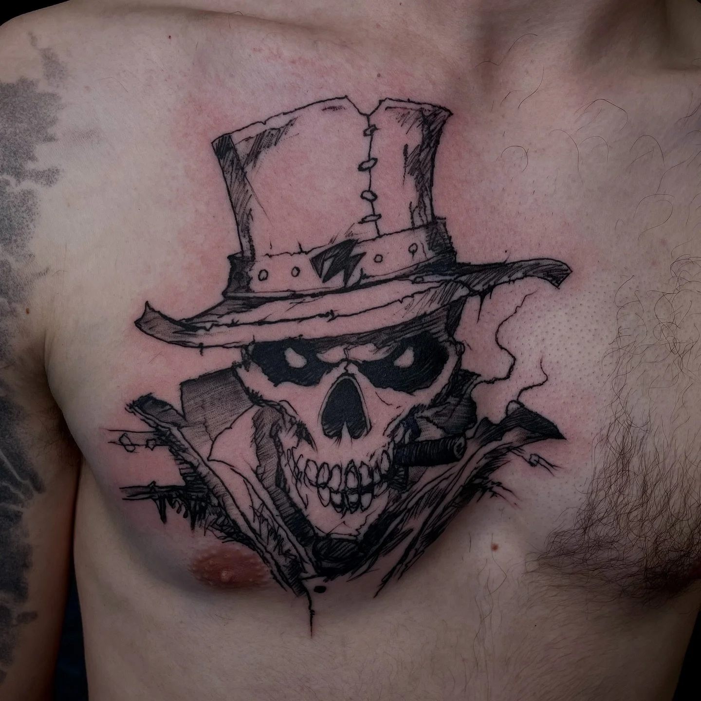 Frisch gestochen! 🔥
Ein d&uuml;sterer Skull im Western-Style mit Zylinder und Zigarre &ndash; kraftvolle Linien, kr&auml;ftiger Ausdruck und jede Menge Charakter. Danke an den K&uuml;nstler f&uuml;r dieses starke St&uuml;ck auf meiner Brust. 🤘💀✨&l