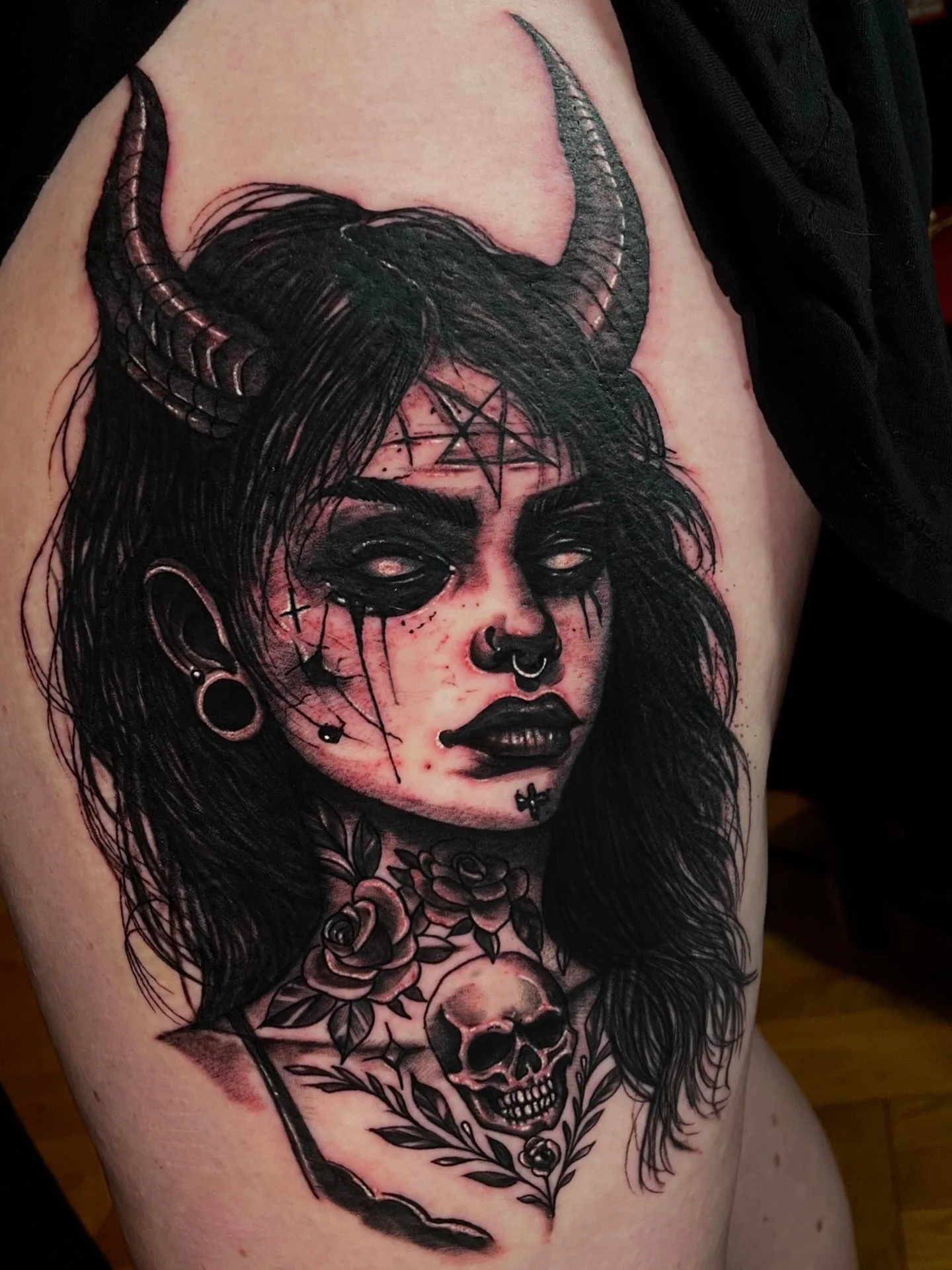 Dunkle Sch&ouml;nheit in Tinte 🖤🩸
Ein detailreiches Portr&auml;t voller Symbolik &ndash; H&ouml;rner, Pentagramm, Rosen und Sch&auml;del verschmelzen zu einem d&uuml;steren Kunstwerk.
Eine Mischung aus St&auml;rke, Mysterium und tiefer Symbolik &nd