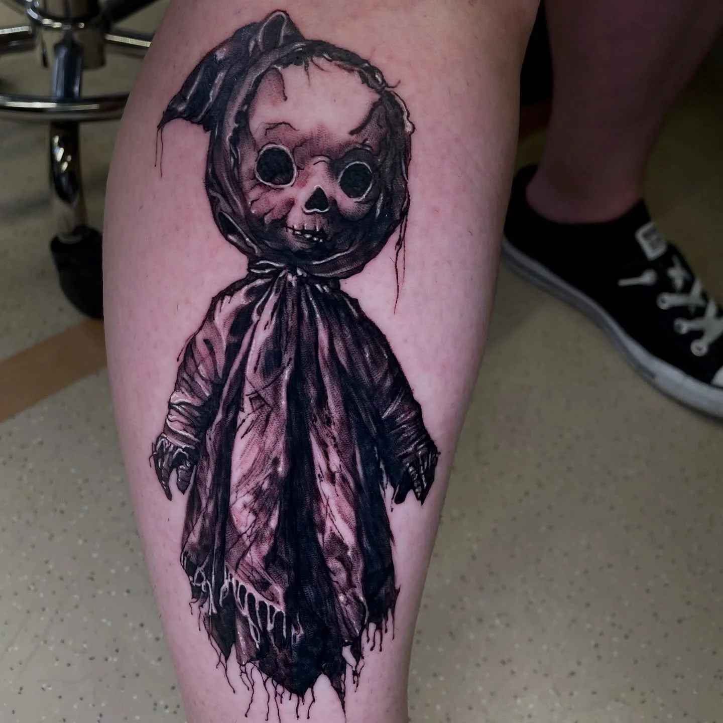 Dunkle &Auml;sthetik, morbide Sch&ouml;nheit.
Eine unheimliche Puppe zwischen Leben und Tod &ndash; zerbrechlich, d&uuml;ster und voller Symbolik.
Black &amp; Grey Tattoo mit feinen Details und roher Emotion. 🖤