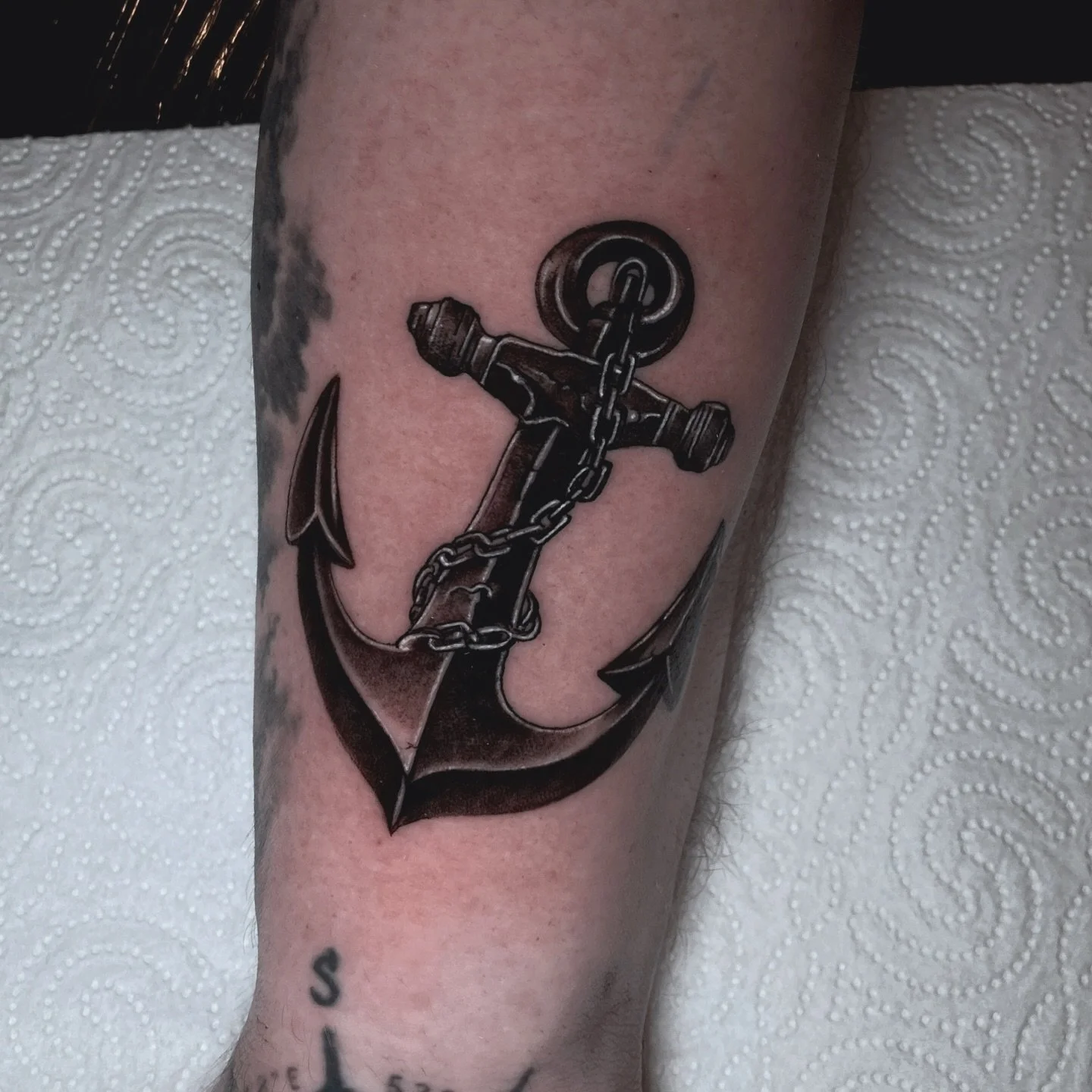 Ein Anker als Symbol f&uuml;r St&auml;rke, Halt und Orientierung ⚓️
Feine Details, tiefe Schattierungen und ein klassisches Motiv mit Bedeutung.
Manchmal braucht man nur einen festen Punkt, um nicht den Kurs zu verlieren.