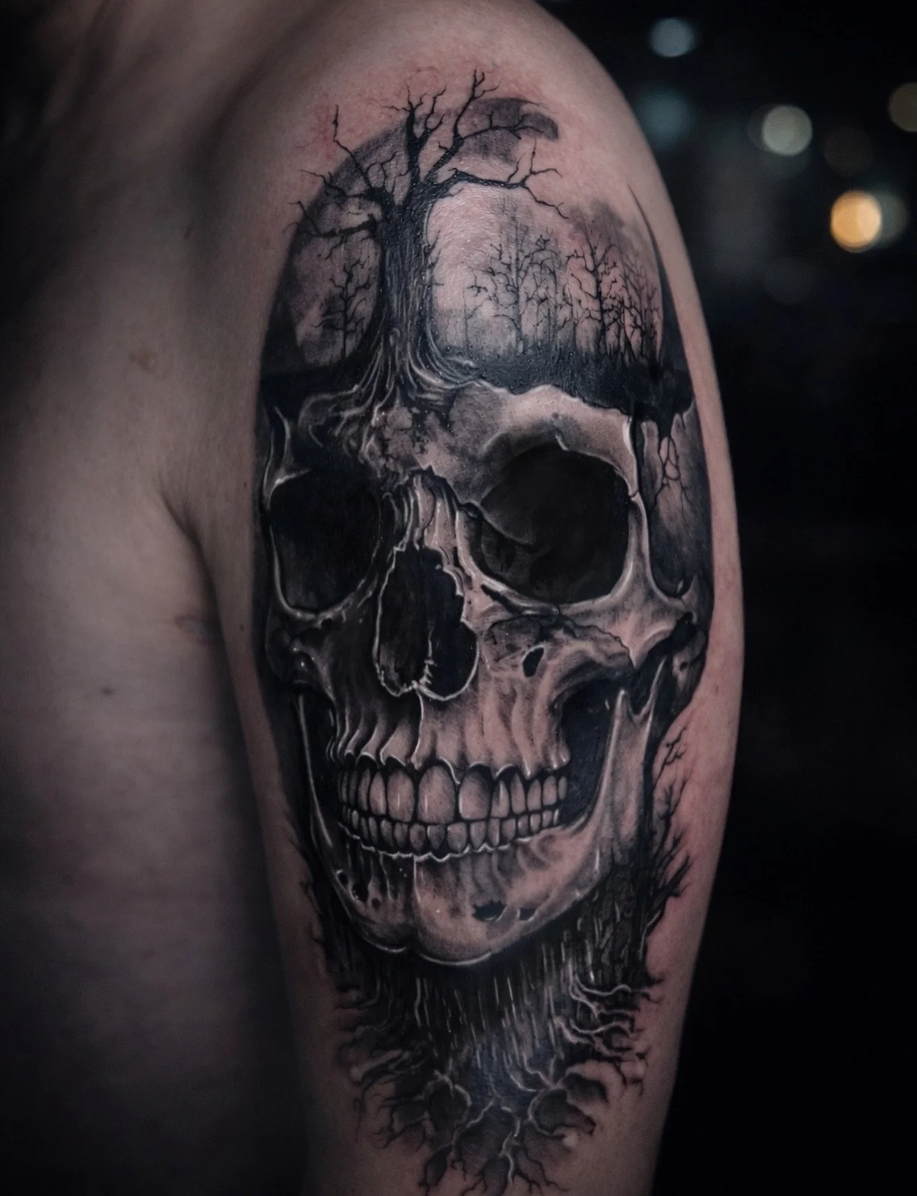 Zwischen Leben und Verg&auml;nglichkeit &ndash; dieses Tattoo erz&auml;hlt eine Geschichte, die unter die Haut geht. 💀🌑
Der Sch&auml;del steht f&uuml;r die Endlichkeit, w&auml;hrend der Baum daraus w&auml;chst &ndash; ein Symbol f&uuml;r Neubeginn,