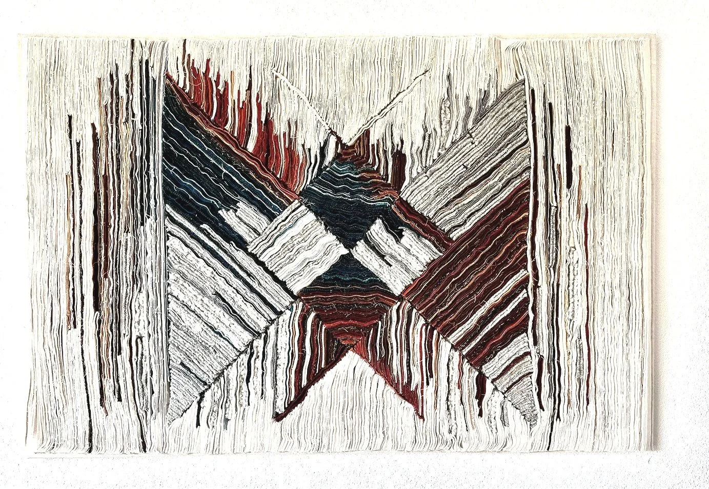 Abstract kunstwerk met gestreepte patronen in zwart, wit, rood en beige