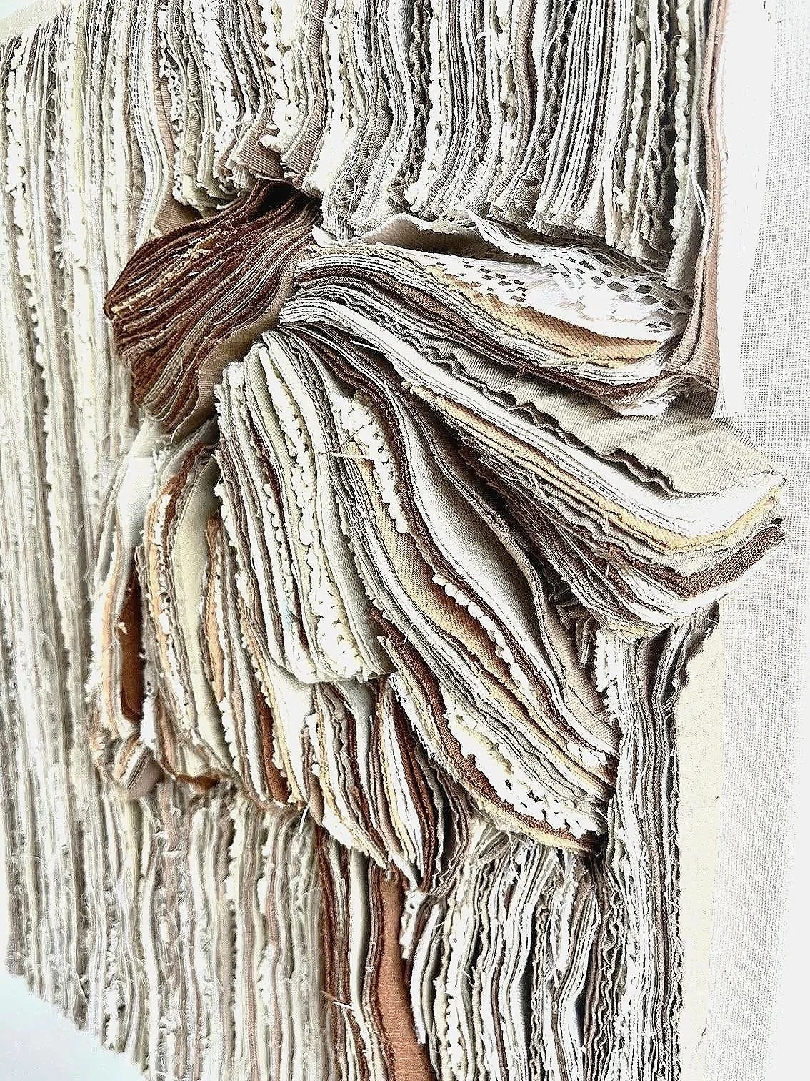 Tekening van een geverfde roos, met lagen die lijken op papier of textiel.