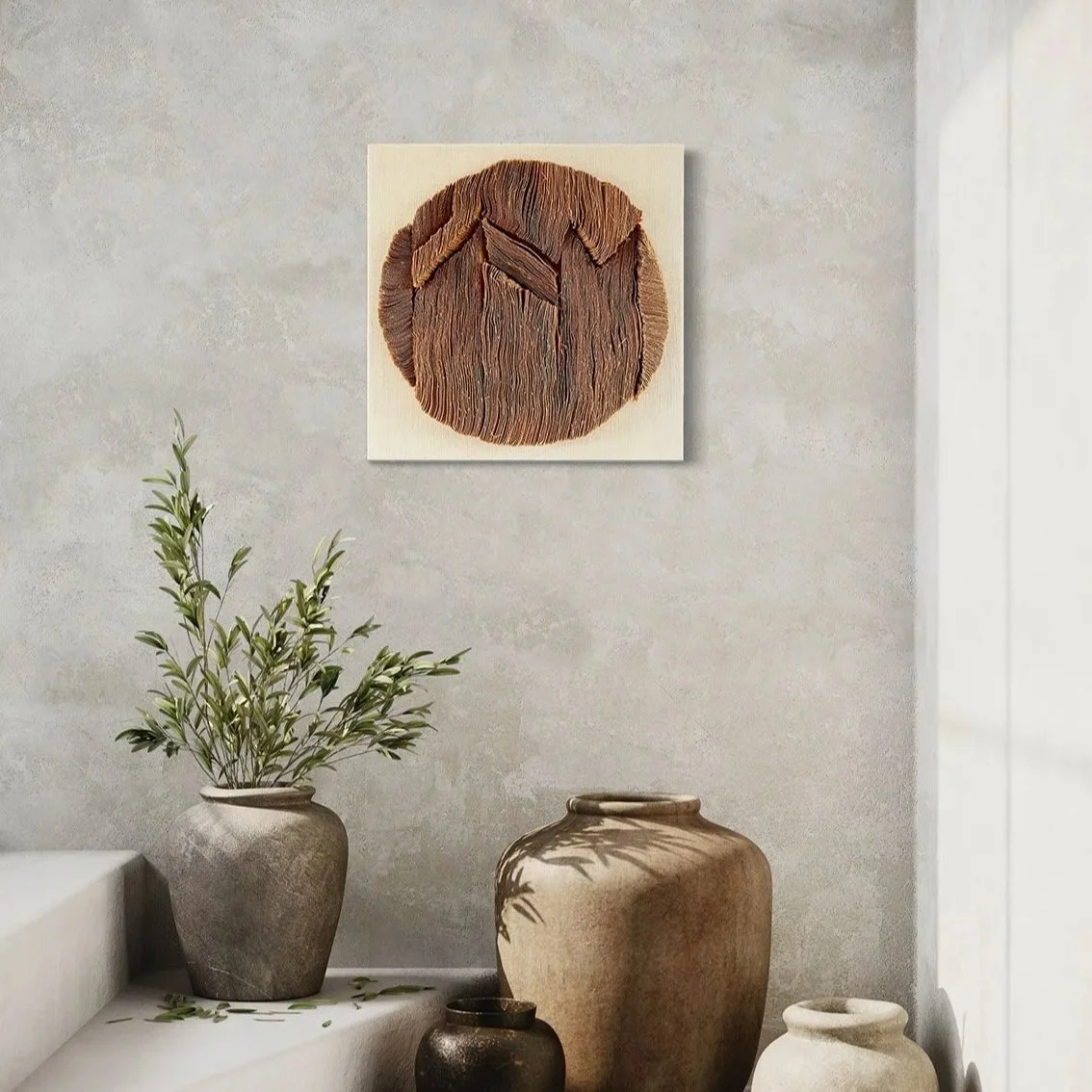 Inspirerende wanddecoratie met textielekunstwerk in een beige en grijze woonkamer met vazen en groen plantje.