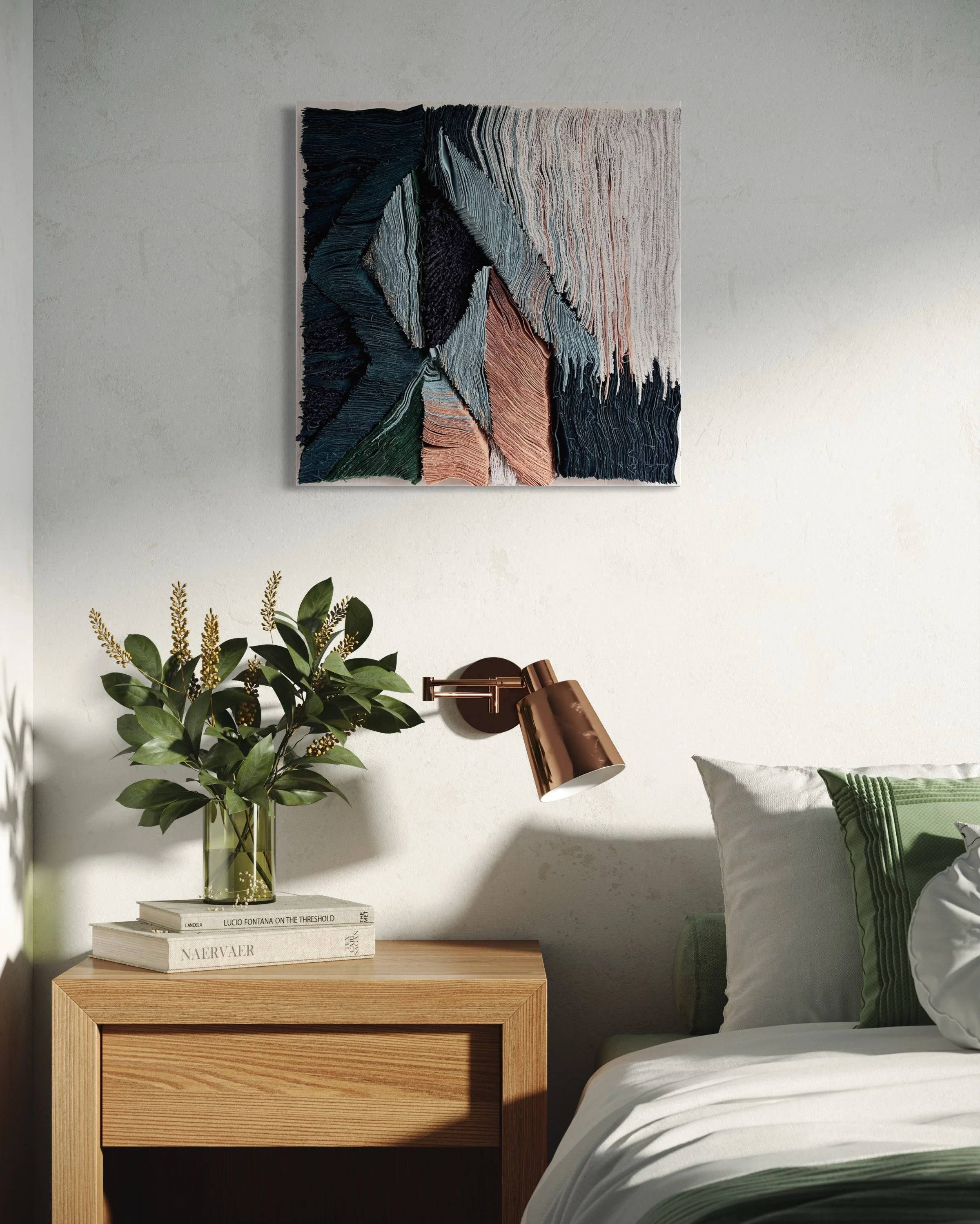 Een houten nachtkastje met een vaas met groene bladeren en boeken, een bed met groene en witte kussens en een gouden wandlamp, met een abstract kunstwerk aan de muur.