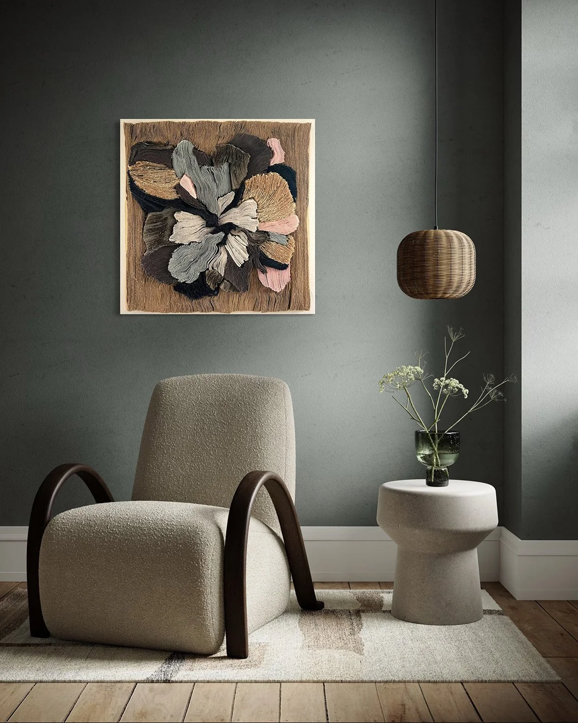 Interieur met een moderne stoel, een kleine tafel met vaas en bloemen, een hanglamp en een kunstwerk aan de muur