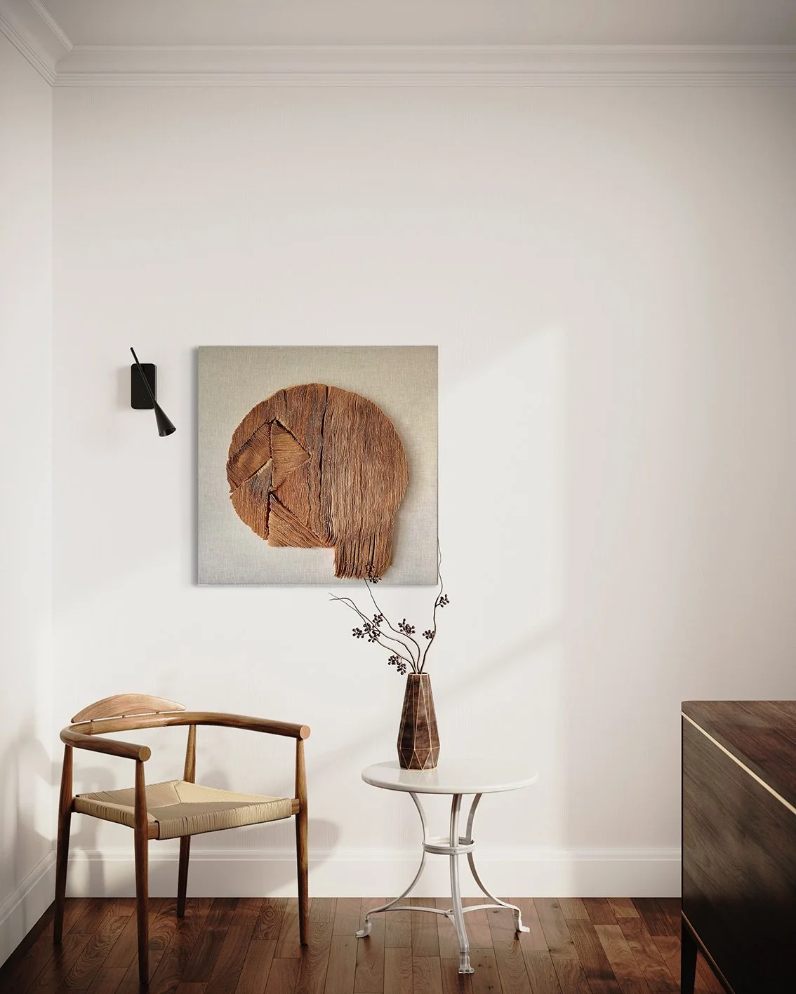 Interieur met houten stoel, witte tafel met vaas en boomtakken, muurkunst van een houtsculptuur, en een zwart muurlicht.