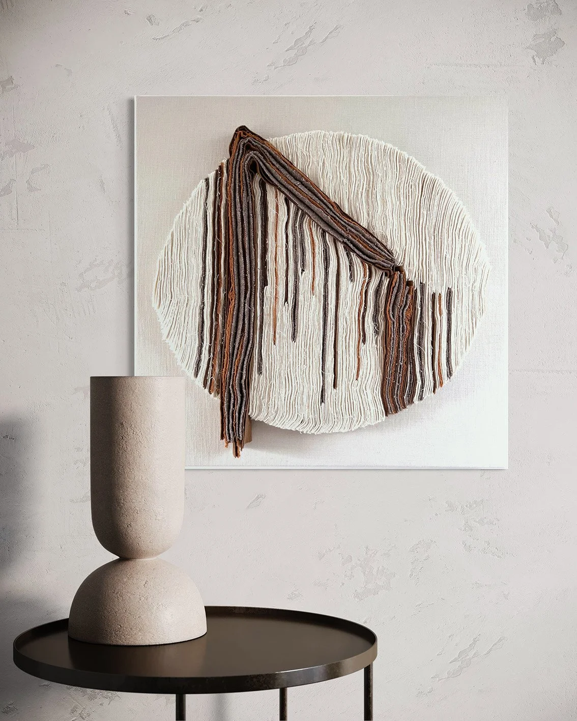 Moderne kunstzitting op een witte muur, bestaande uit een ronde, witte, textuurrijke wandcreatie met draperende, gerimpelde stoffen in bruintinten.