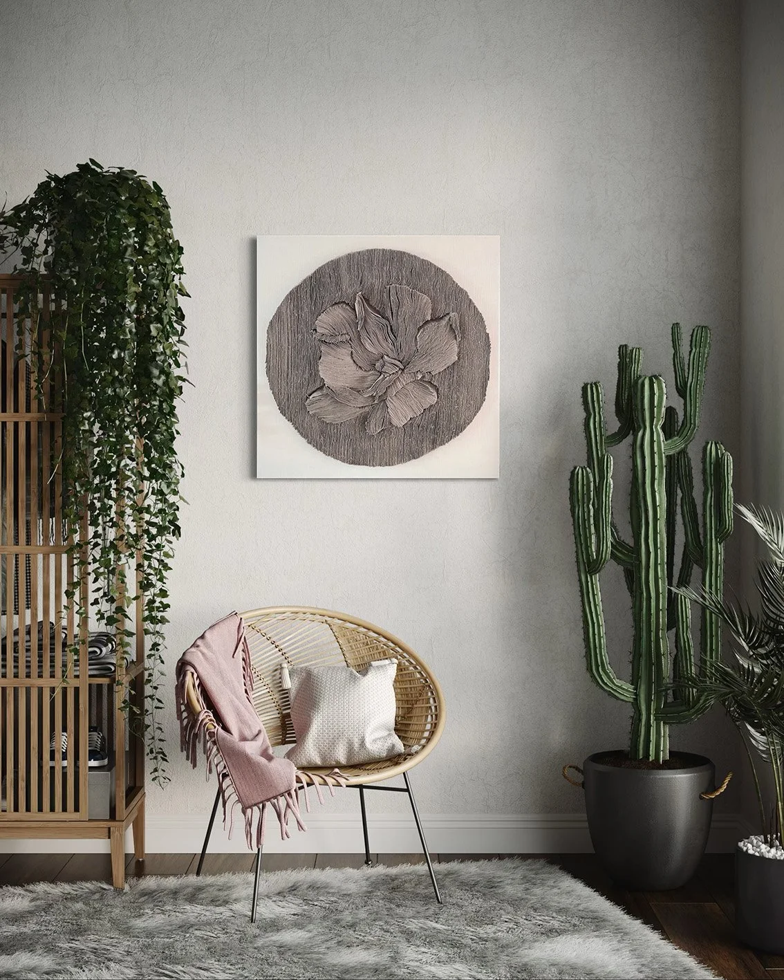 Interieur van een woonkamer met een houten stoel met een kussen, een roze/deken, een grote cactus in een zwarte pot, een groene plant, een muurkunstwerk, een deur, een vloerkleed, en planten.