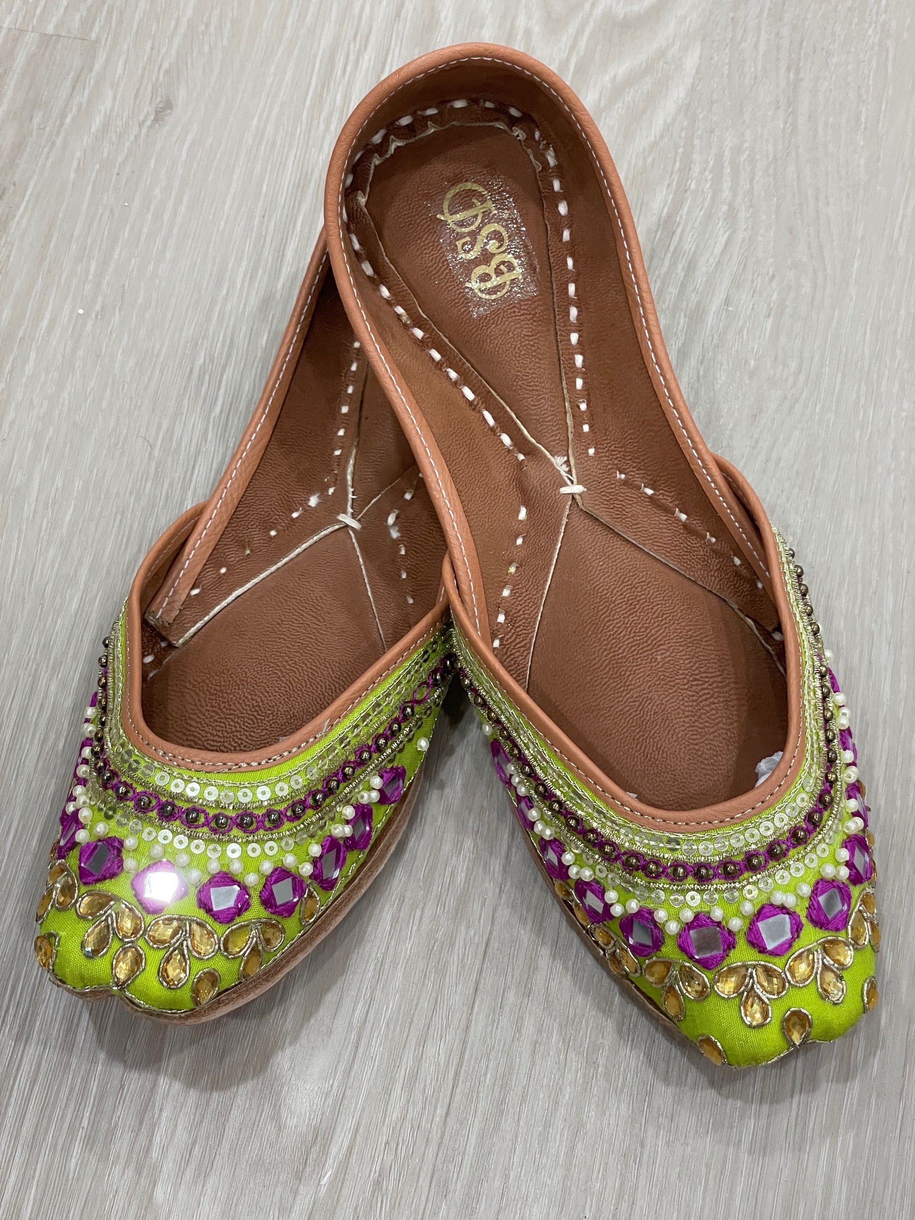 Elegant Green Mirror Embellished Jutti