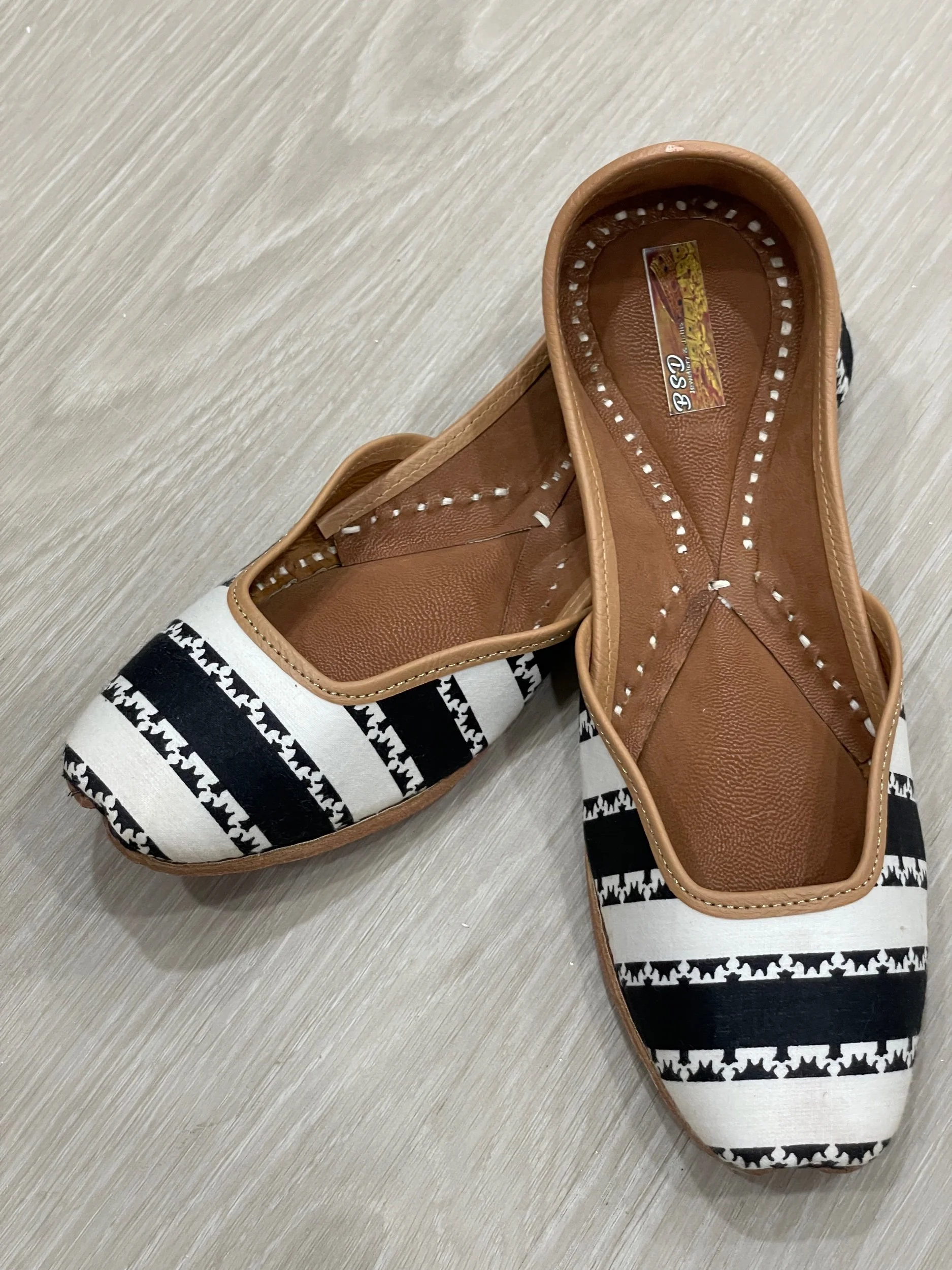 White/ Black stripes Punjabi Jutti
