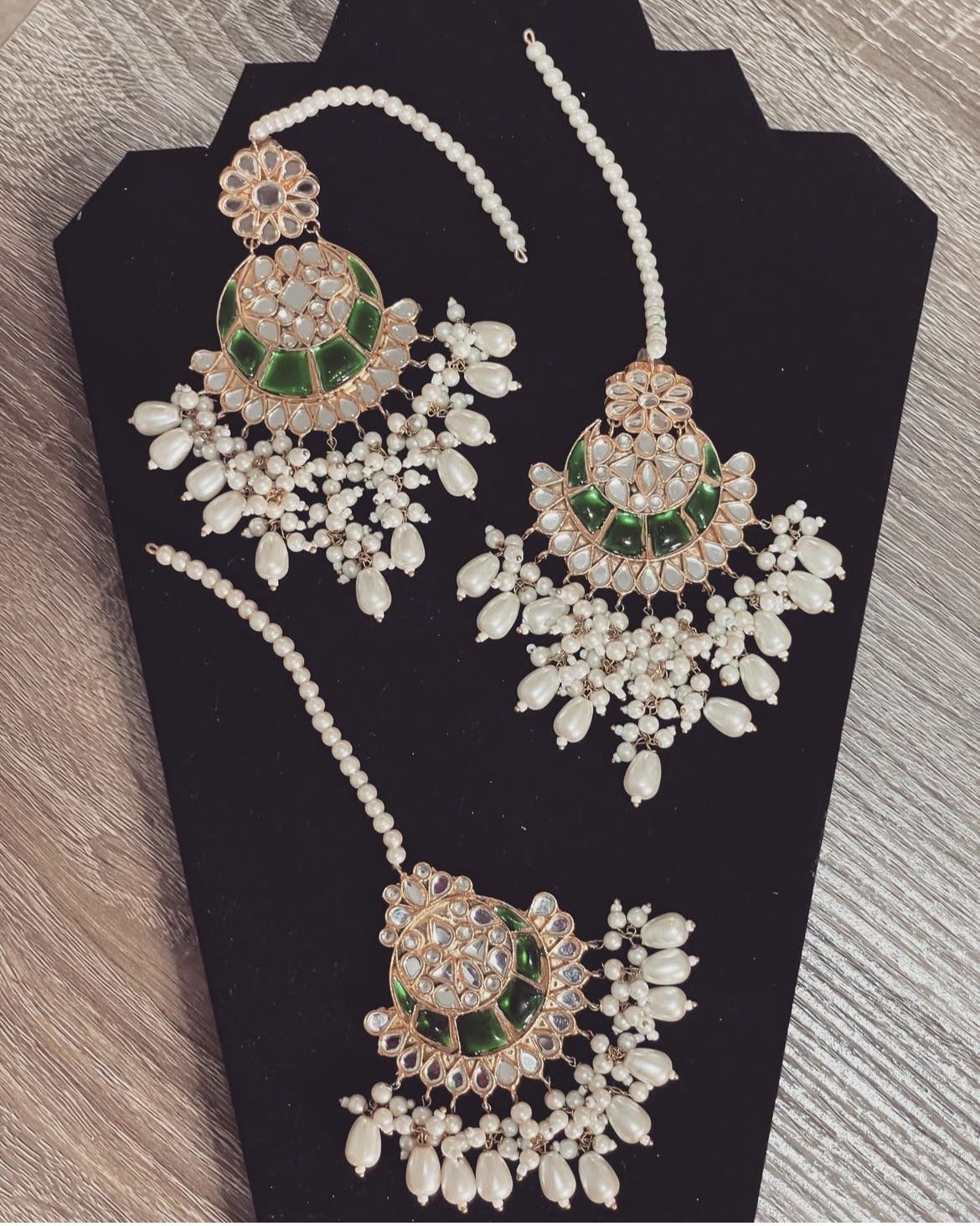 Green Kundan tikka set with pearl detailing