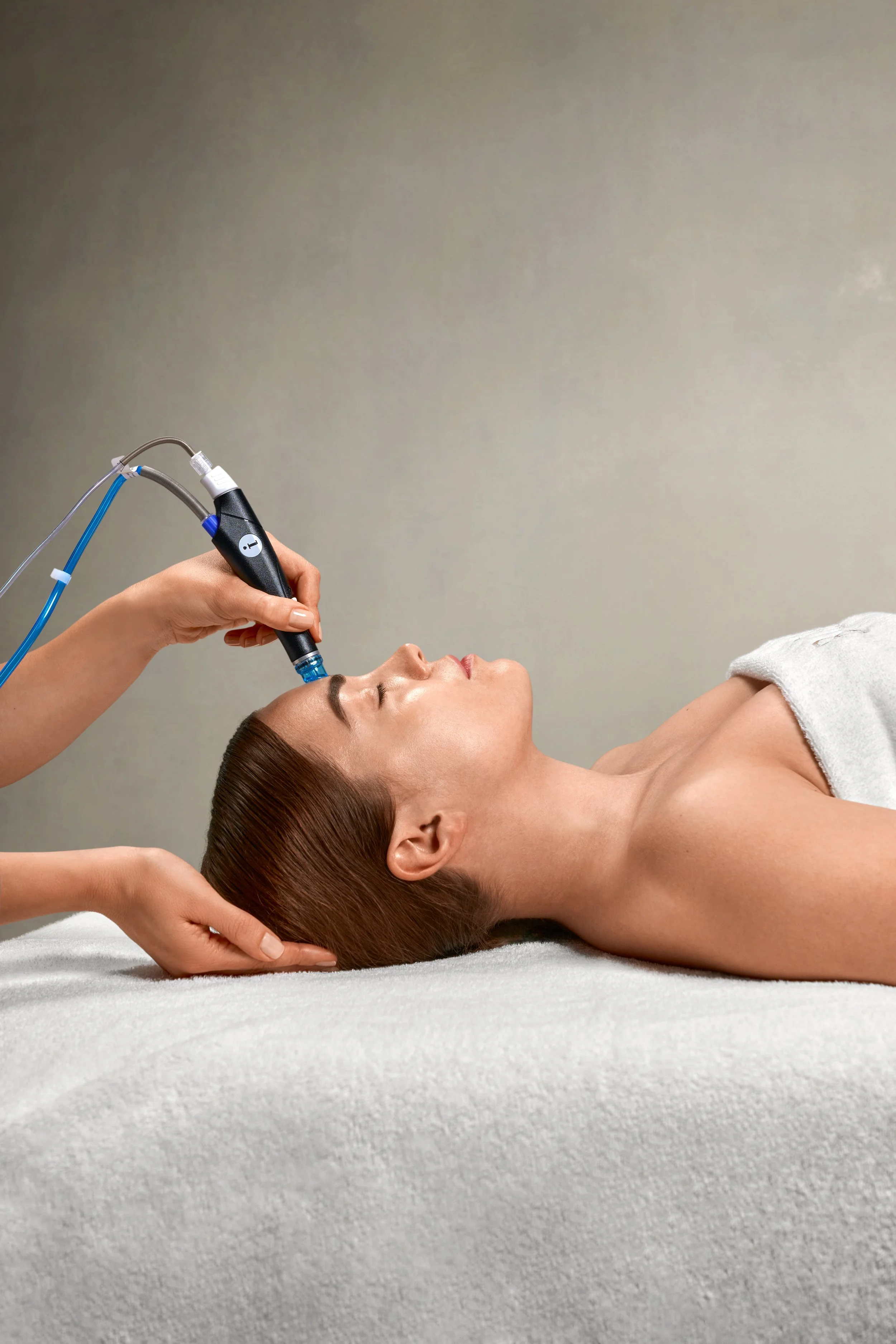 Hydrafacial Gesichtsbehandlung zur Tiefenreinigung der Haut bei La Perla Cosmetic in Darmstadt