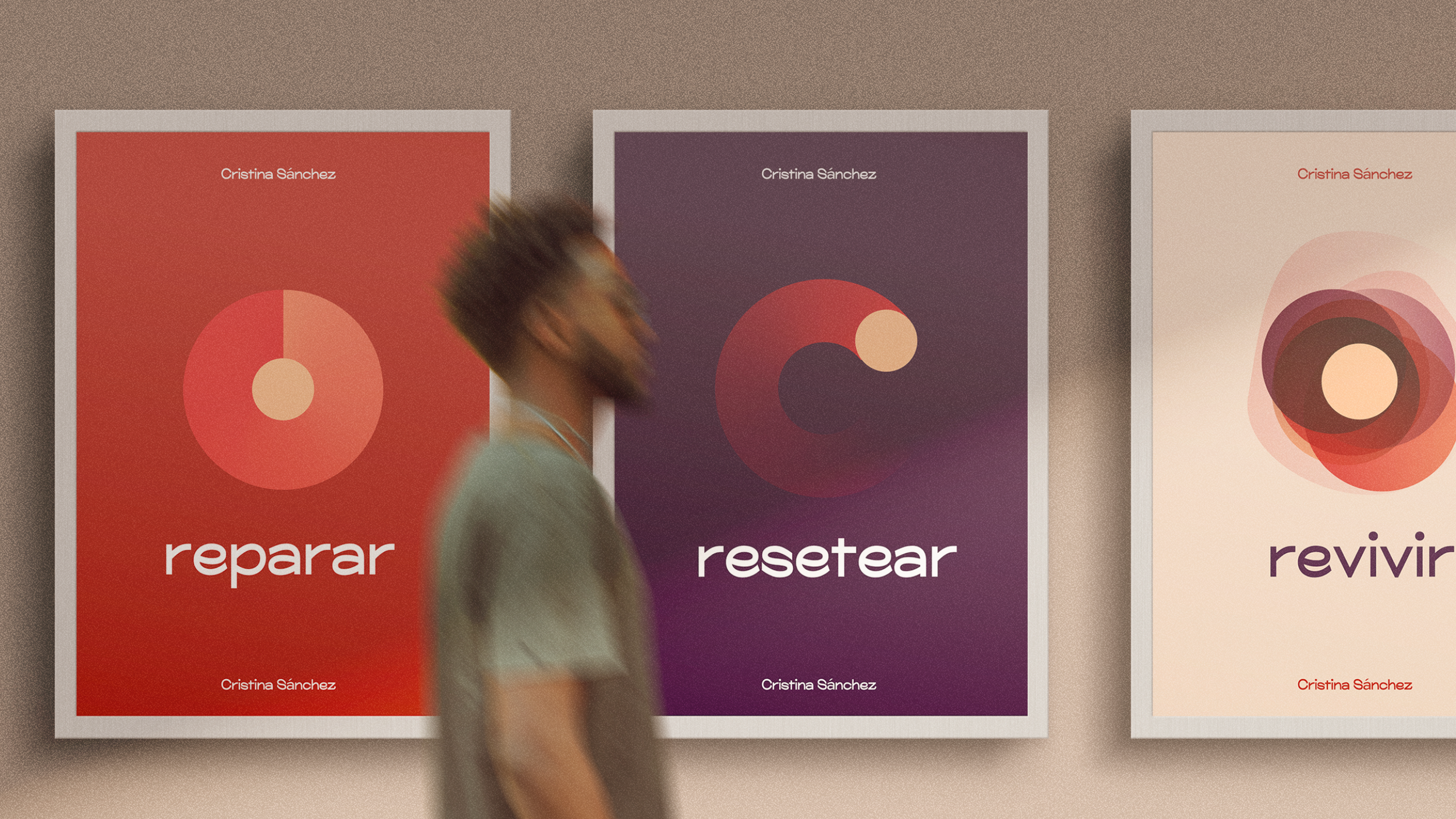 Un hombre caminando frente a tres carteles de colores que dicen 'reparar', 'resetear' y 'revivir' con fondo beige en una galería de arte o exposición.