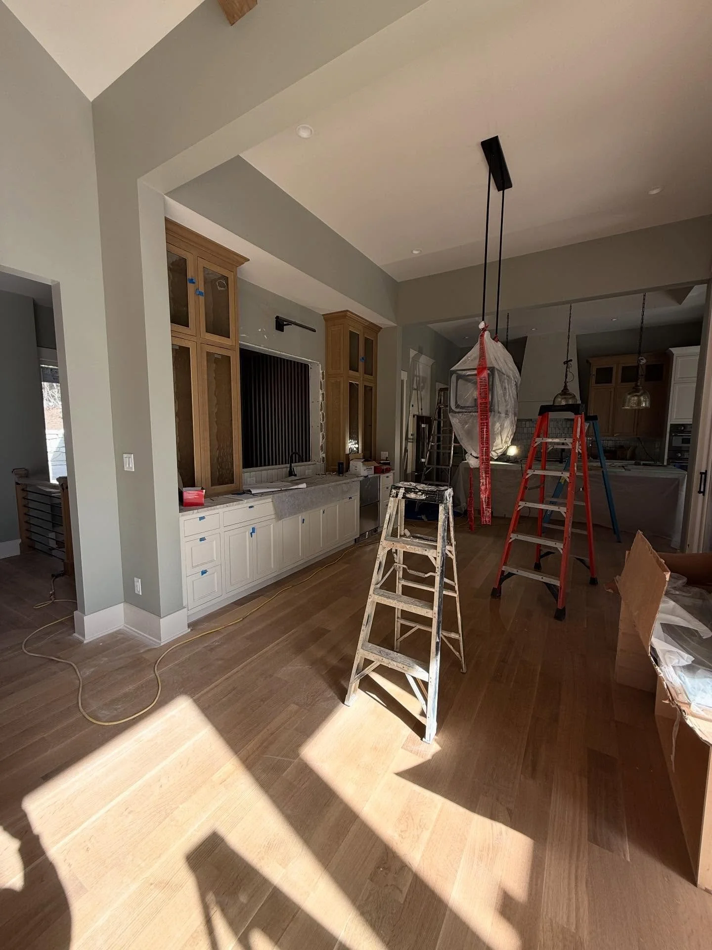From nearly complete with finishing touches 👉🏼👉🏼 to polished and power on!! Another stunning home is completed 😍😍 Which is your favorite? Bathroom or dining room bar?
.
.
.
.
.
.
.
.
#828isgreat #interiordesign #mountainliving