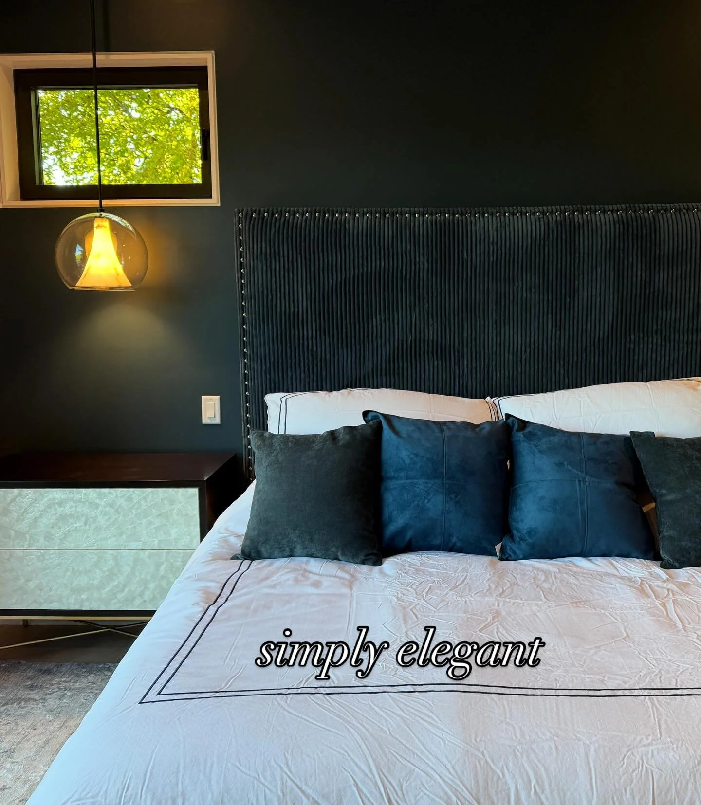 Tone on tone and playing with textures&hellip;what could be better?? 😍😍😍 
.
.
.
.
.
#darknight #sherwinwilliams #norwalkfurniture #sherwinwilliamsdarknight #bernhardtfurniture #waclighting #interiordesign #southernelegance #southerneleganceinterio