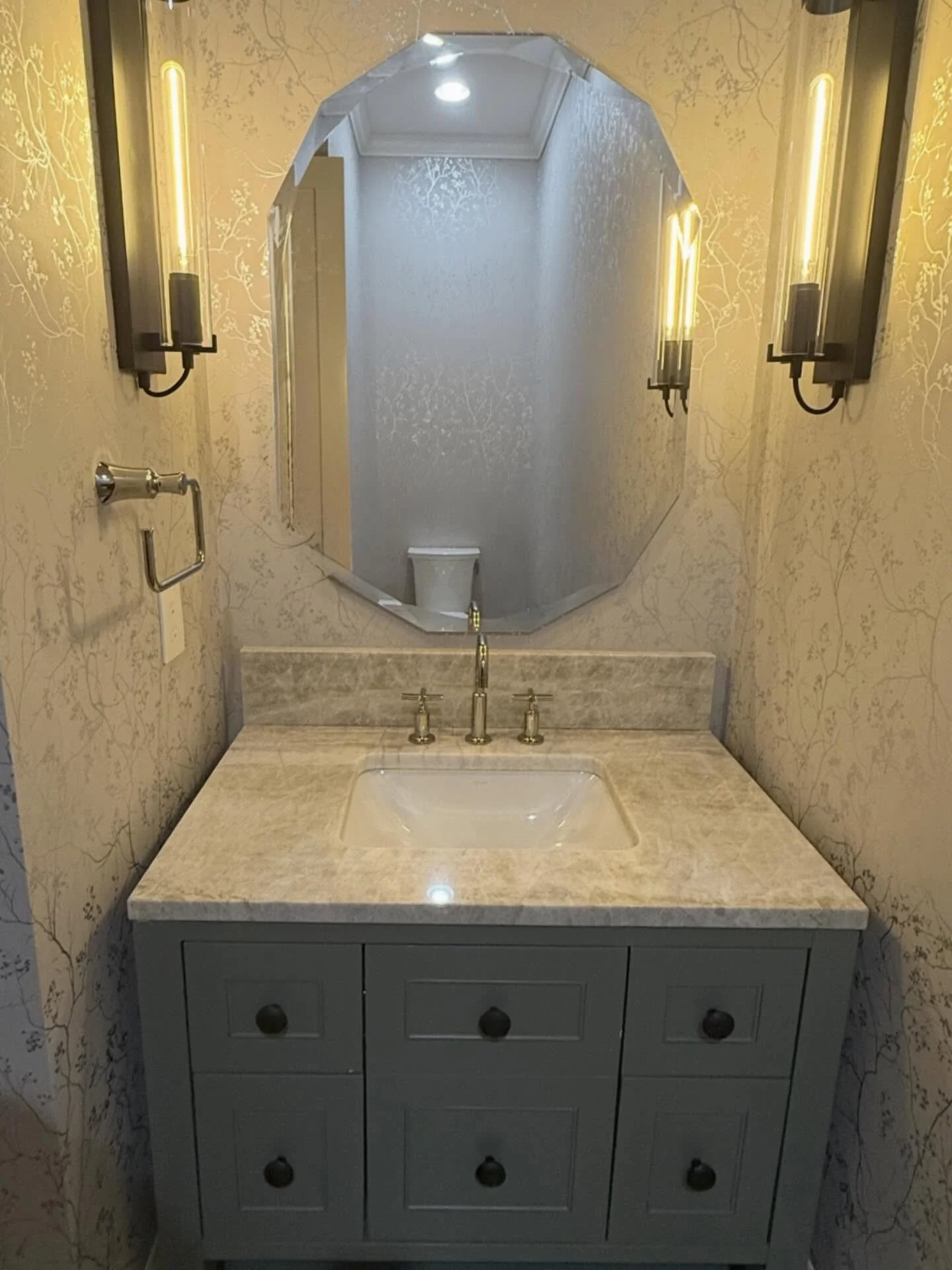 Just a moment to enjoy this beautiful wallpaper and contrasting vanity 😌  #yorkwallcoverings #jamesmartinvanities #kohler #828isgreat #powderbath