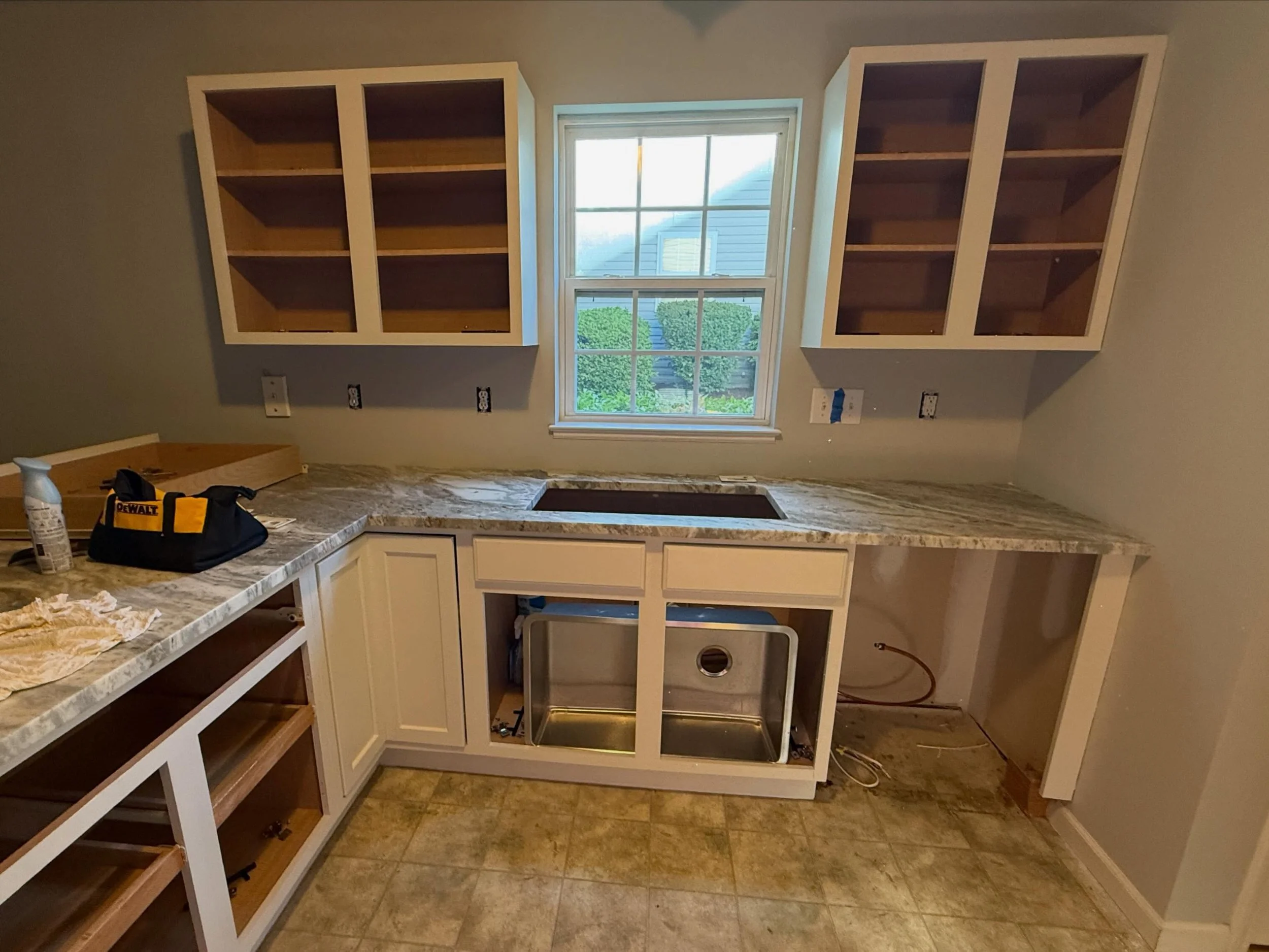 Can you spot the difference?! 🥸
.
.
.
.
The magic of a single paint can and bringing a whole new life to this kitchen! 🤩 Which version do you prefer?? #828isgreat #sherwinwilliamspaint  #whiteduck #fantasybrown #interiordesign