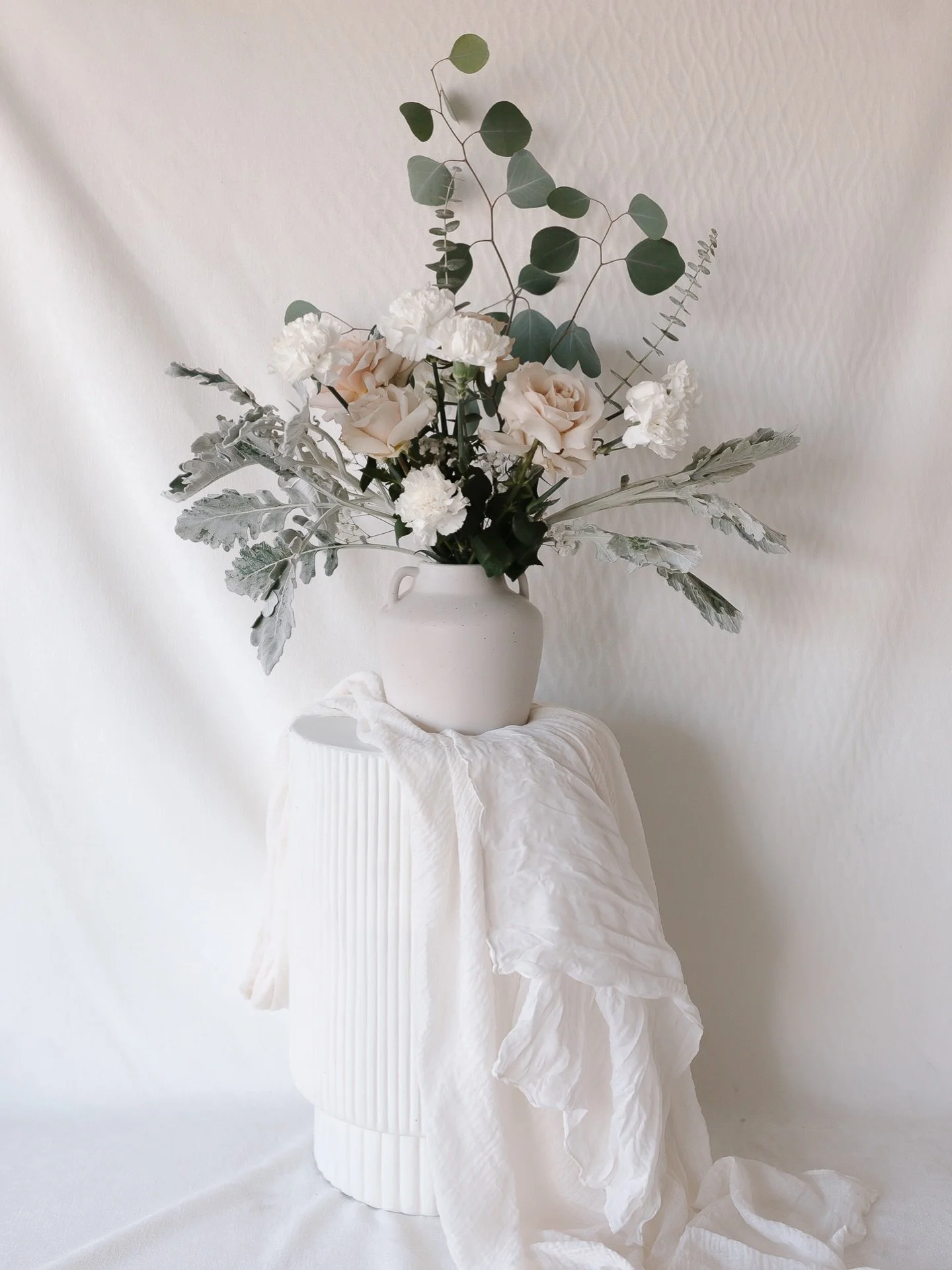 Pretty in White 🤍 Crisp whites, delicate textures, and classic elegance. Pretty in White is perfect for showers, intimate weddings, or any celebration that feels like a dream.
