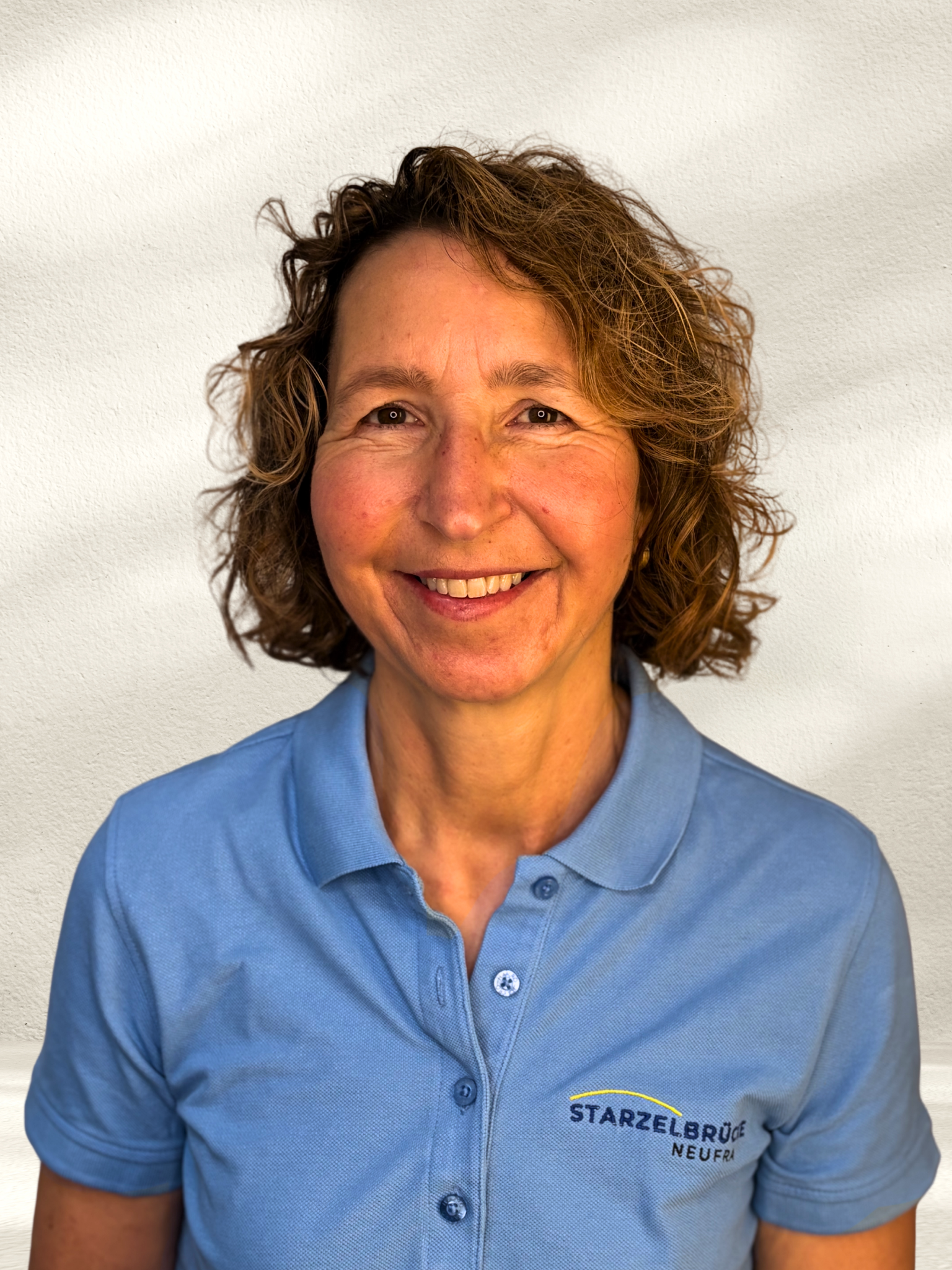 Digitale Illustration eines Menschen mit kurzen, grauen Haaren und schlichtem weißen Oberteil, ohne sichtbares Gesicht.