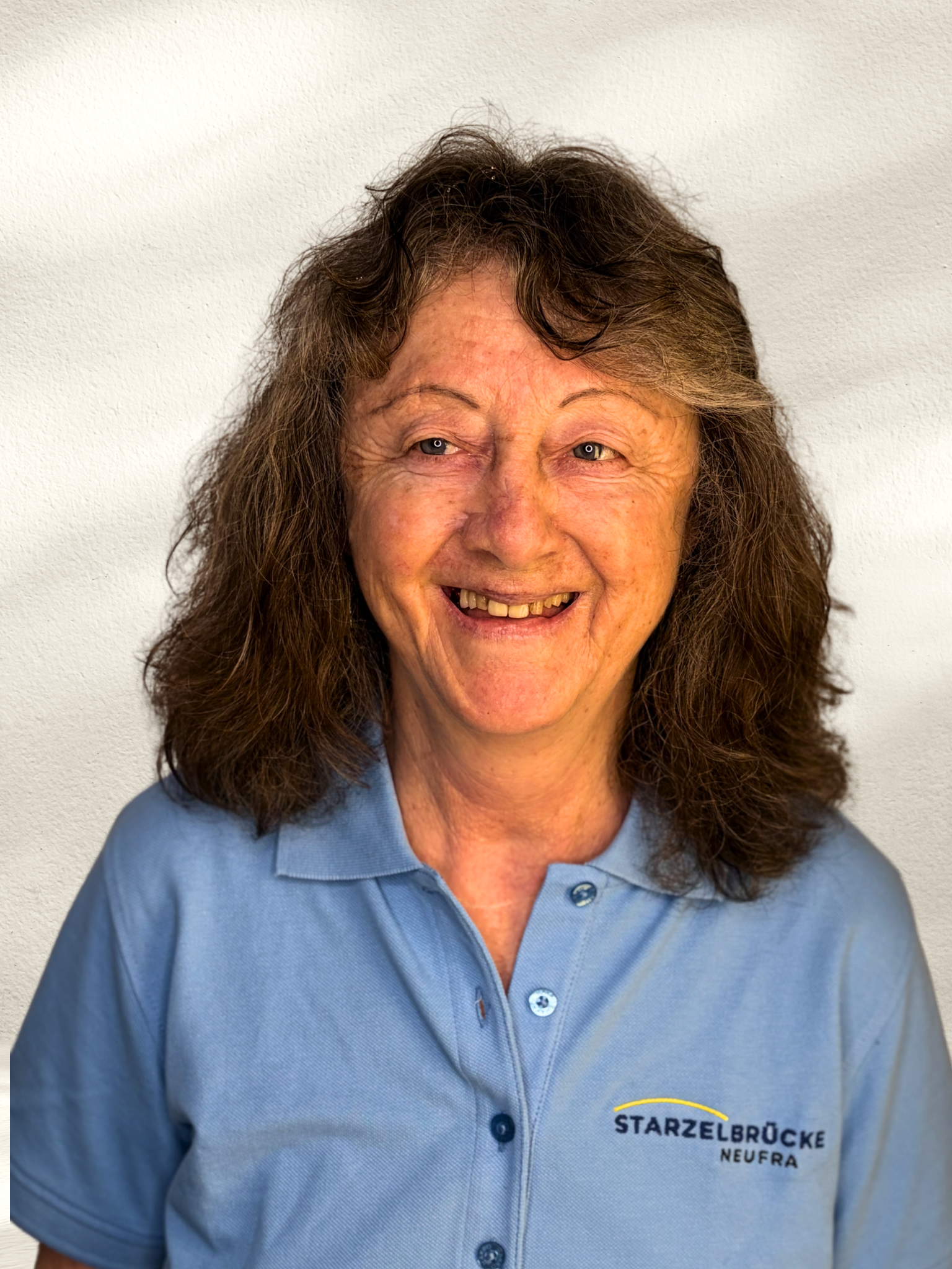 Illustration einer Frau mit kurzen, grauen Haaren und einem weißen T-Shirt, das keine Gesichtszüge zeigt.