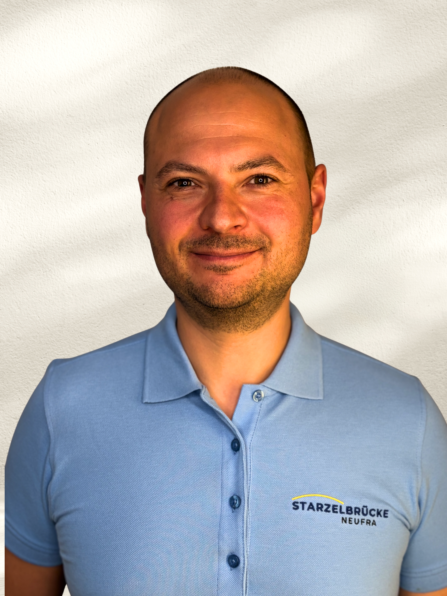 Illustration eines Mannes mit kurzen, grauen Haaren und einem grauen T-Shirt, das keine Gesichtszüge zeigt.