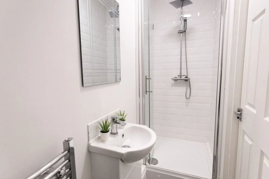 16 Lambert - Ensuite2.jpg