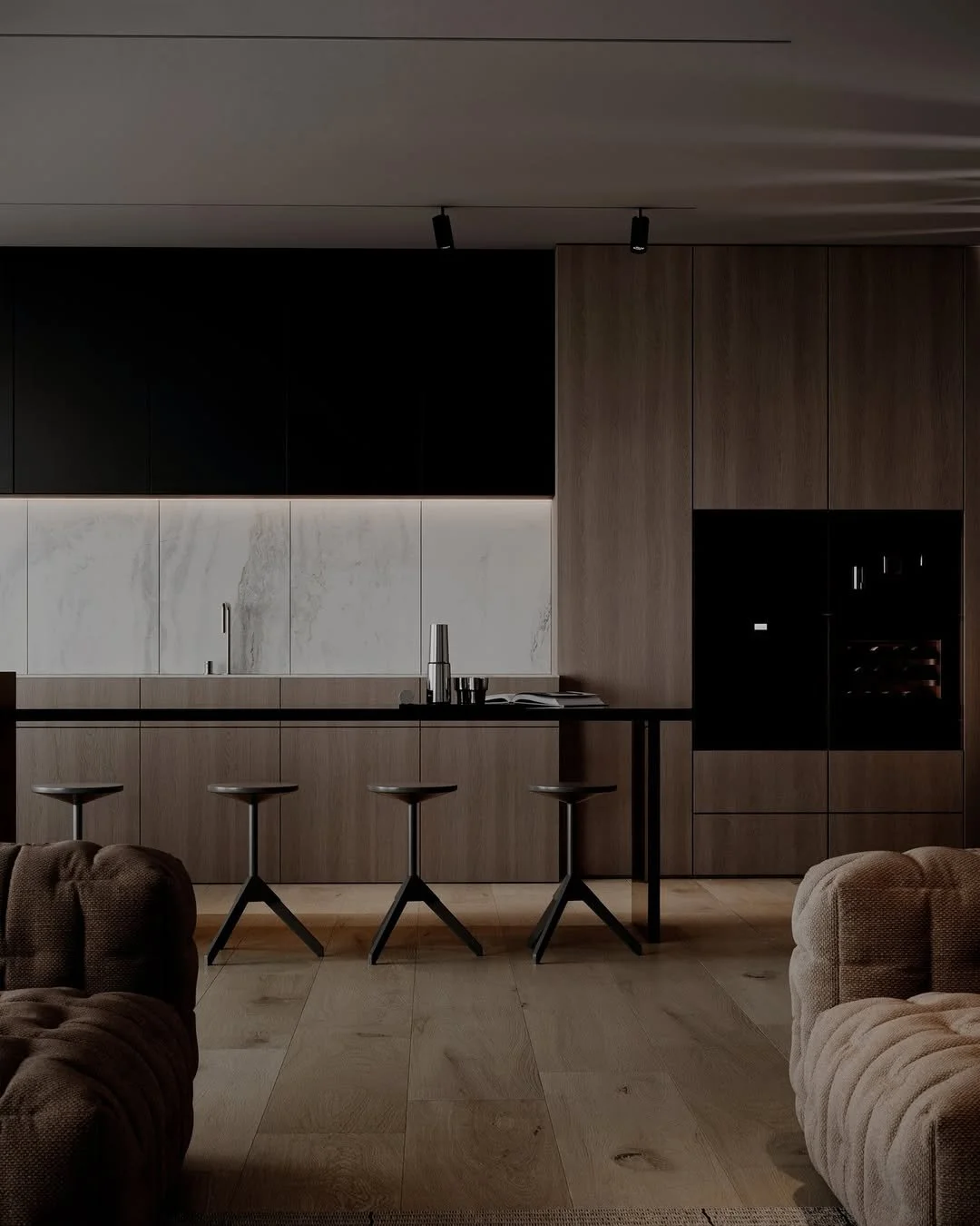 Cuisine moderne avec éléments en bois sombre, comptoir noir, éclairage encastré.