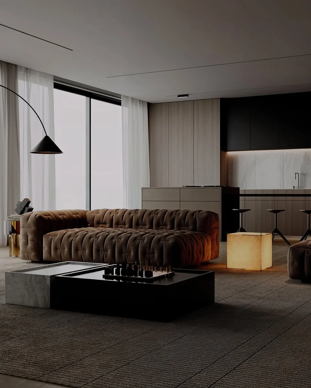 Salon moderne avec canapé en velours beige, tables basses en marbre et en bois, lampes d'appoint et grands fenêtres avec rideaux blancs.