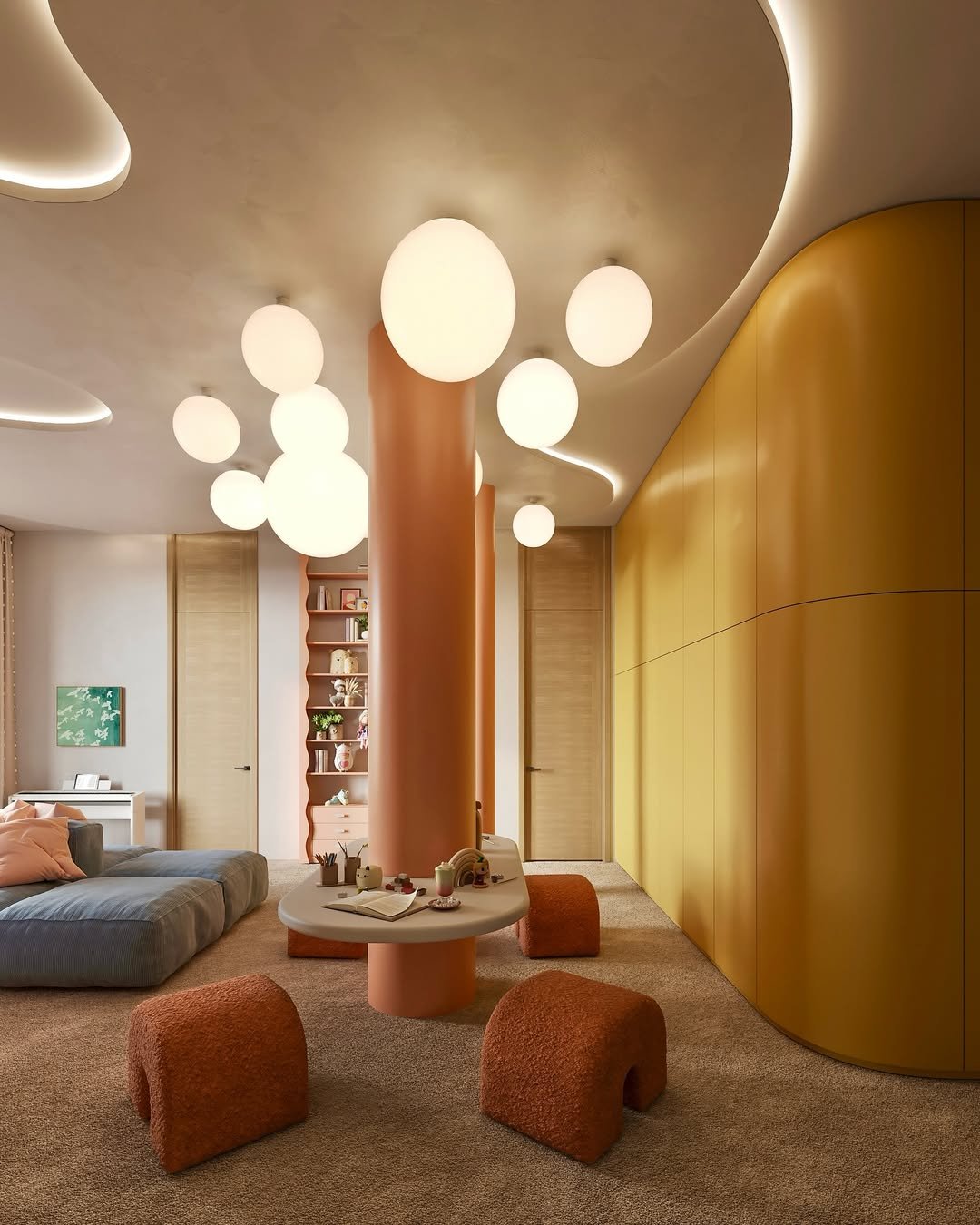Salon moderne avec un plafond aux formes ondulées, éclairage suspendu en forme de boules blanches, meubles en couleurs chaudes, étagères et mobilier en bois, espace cosy avec un tapis et des coussins.