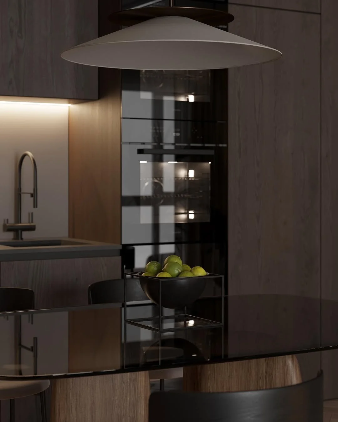 Une cuisine moderne avec un comptoir en bois, un évier, un robinet en métal, et un luminaire suspendu blanc. Au centre, un bol noir rempli de pommes vertes, placé sur une structure métallique noire. En arrière-plan, des appareils électroménagers en acier inoxydable et des armoires en bois foncé.