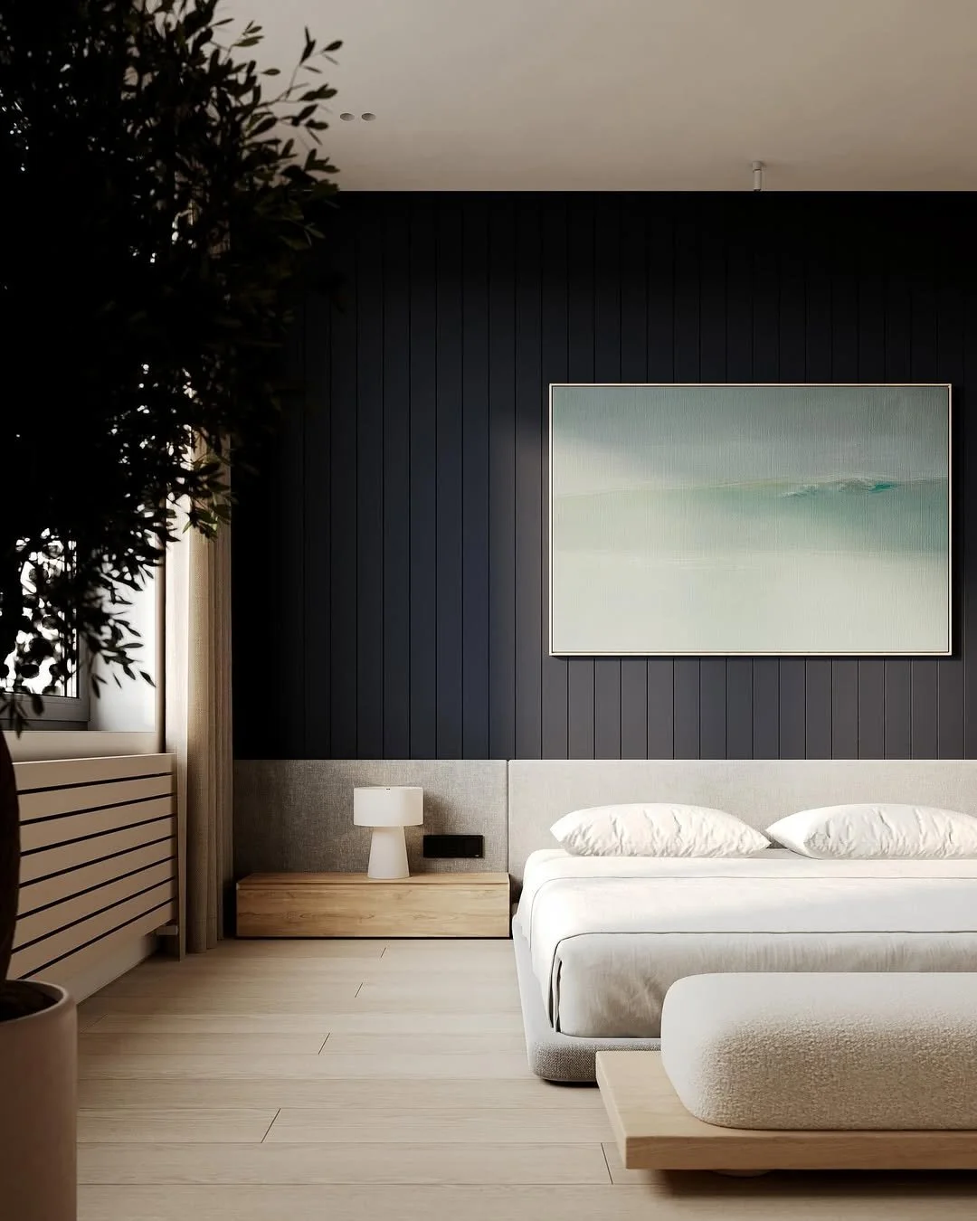 Chambre moderne avec mur en bois foncé, grande peinture abstraite, lit blanc avec oreillers, lampe de chevet en bois et plante d'intérieur