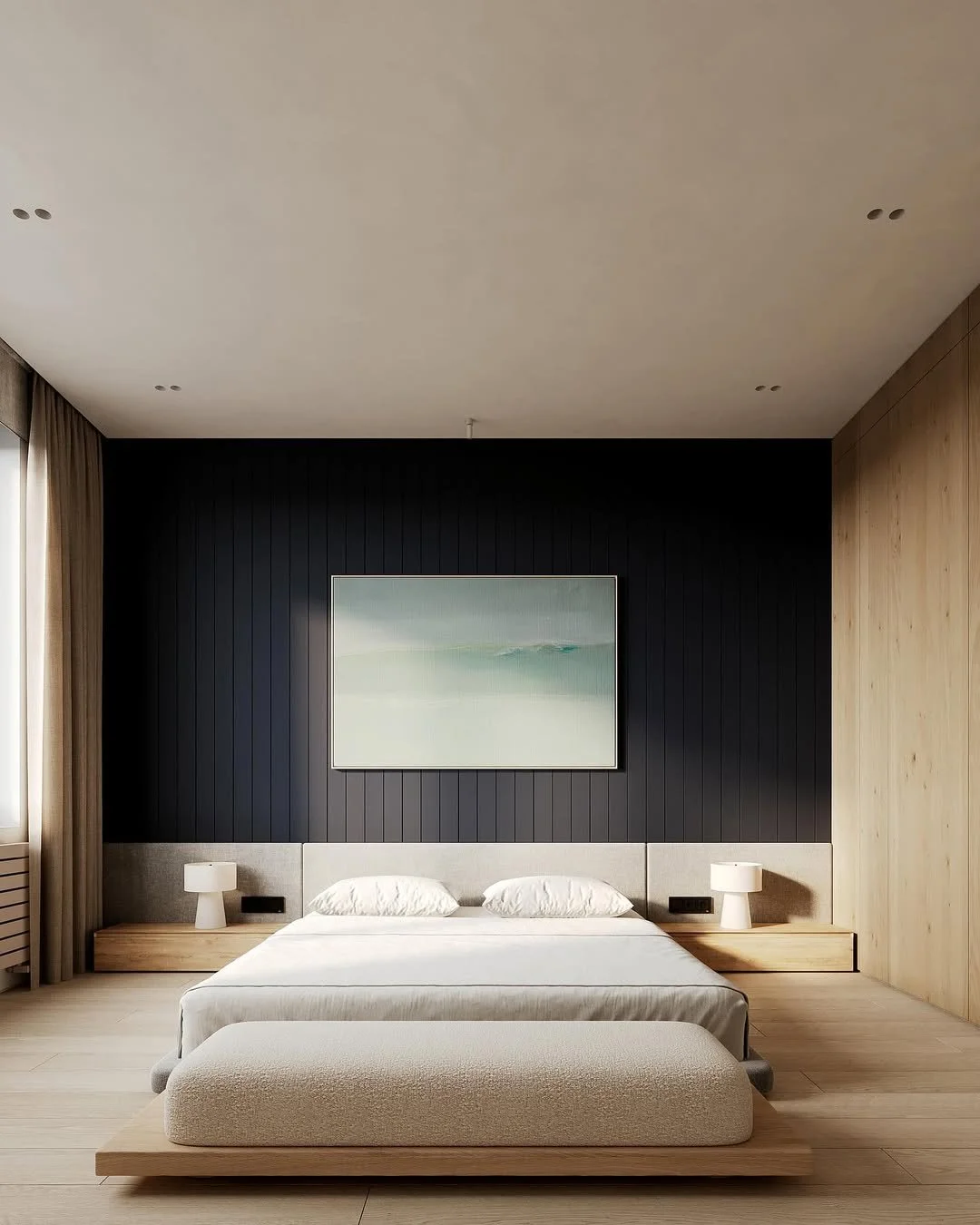 Chambre d'hôtel moderne avec un lit double, deux lampes de chevet, un tableau abstrait au-dessus du lit, murs en bois clair et noir, grande fenêtre avec rideaux, sol en bois clair.