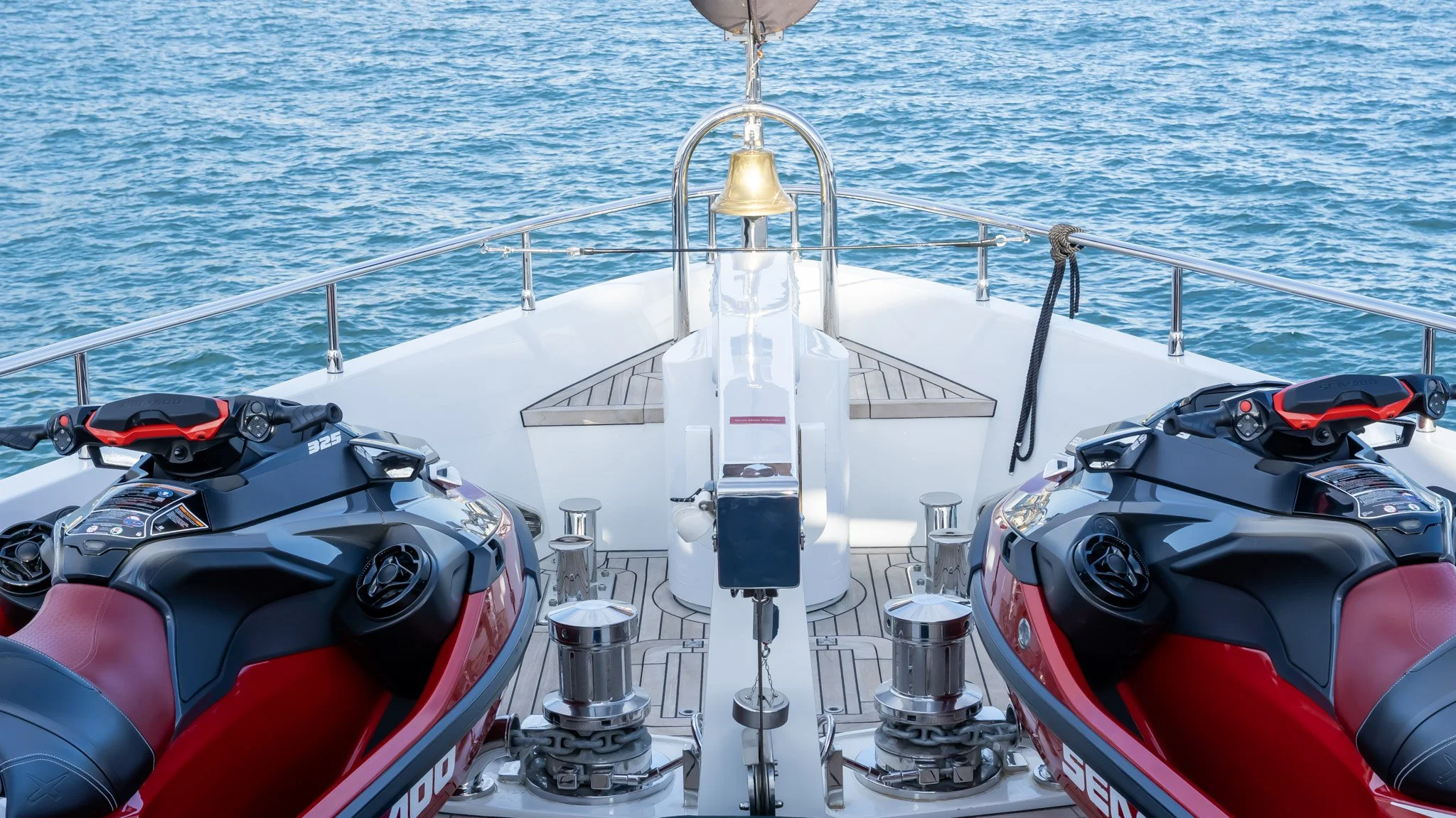 Photographie extérieure d’un yacht de luxe à Cannes signée Maison Luma. Direction artistique et communication visuelle haut de gamme pour le yachting sur la Côte d’Azur.