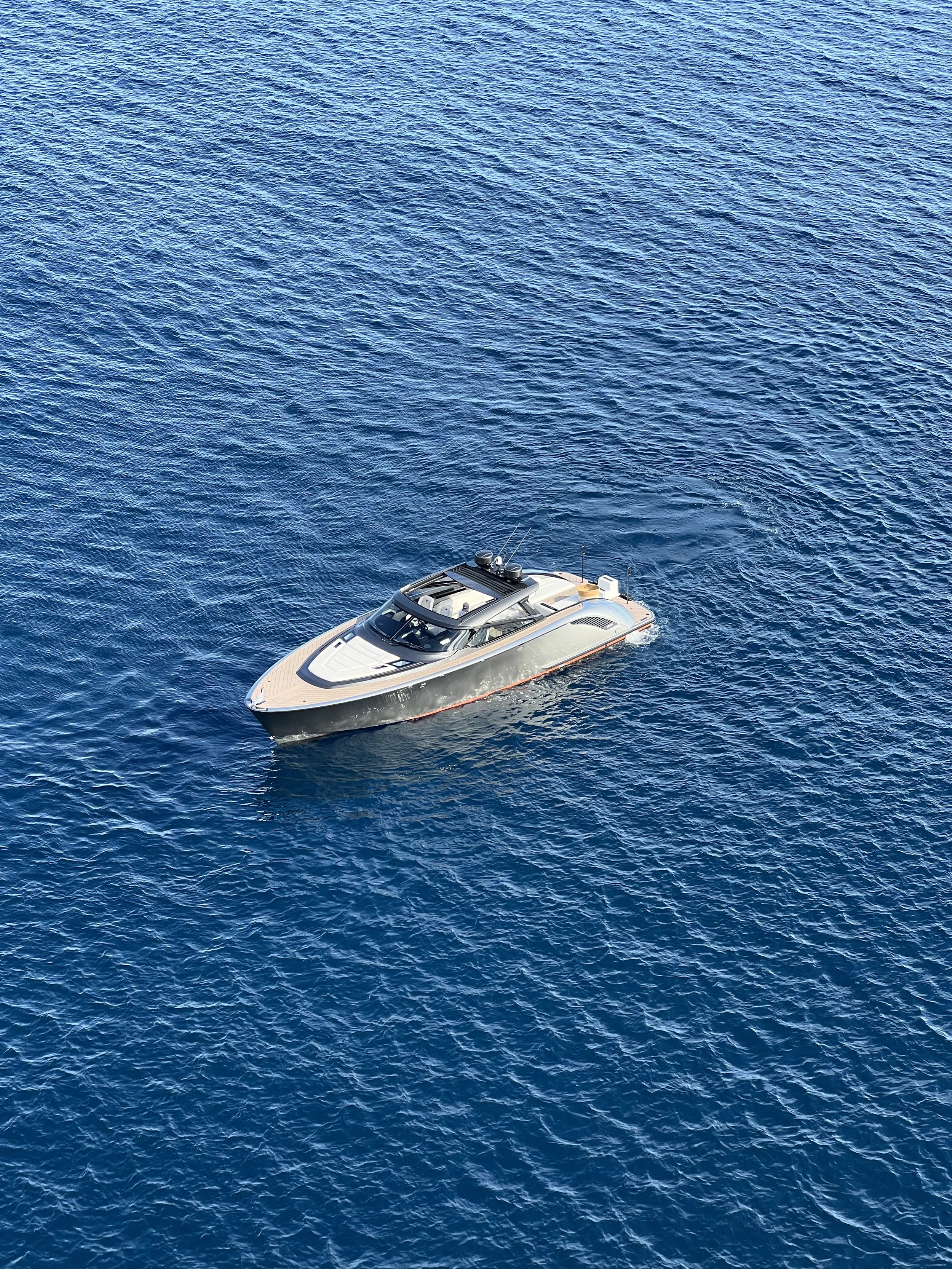 Vue aérienne d’un yacht naviguant au large de Saint-Tropez par Maison Luma. Photo et vidéo haut de gamme pour agences et marques de yachting.