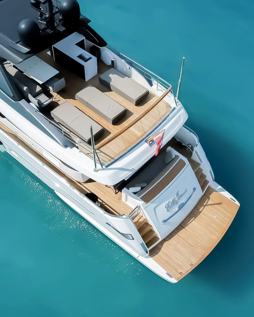 Photographie extérieure d’un yacht de prestige à Cannes par Maison Luma. Direction artistique et image de marque pour le yachting haut de gamme sur la Côte d’Azur.