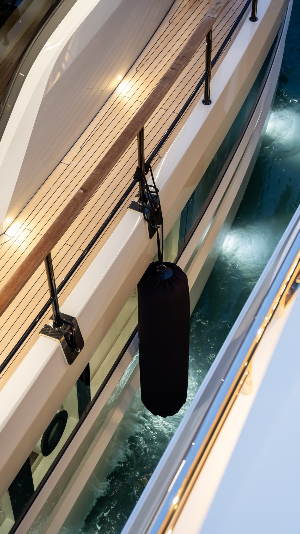 Photo d’un yacht au coucher de soleil entre Monaco et Antibes, signée Maison Luma. Communication visuelle et direction artistique pour expériences en mer de luxe.