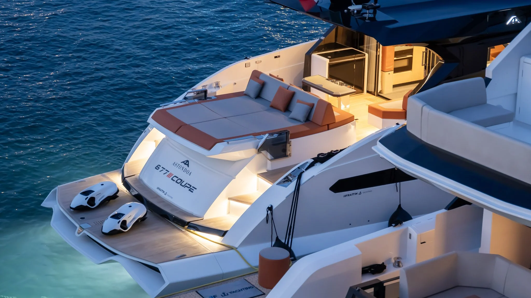 Photo lifestyle en mer par Maison Luma, yacht naviguant entre Cannes et Saint-Tropez. Communication visuelle haut de gamme pour le secteur du yachting de prestige.