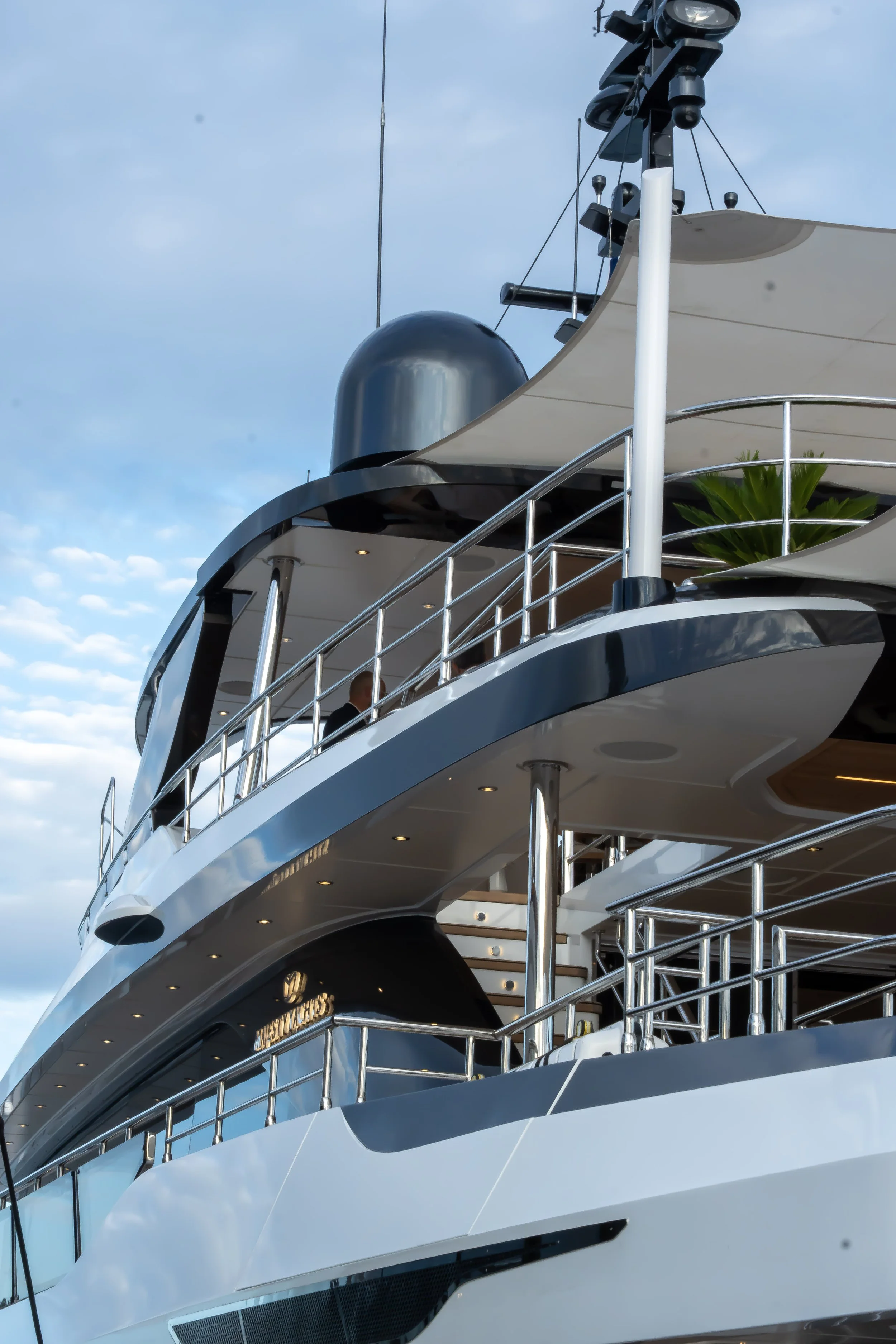 Photographie de yacht de luxe à Cannes par Maison Luma. Direction artistique et contenu visuel premium pour le yachting sur la Côte d’Azur.