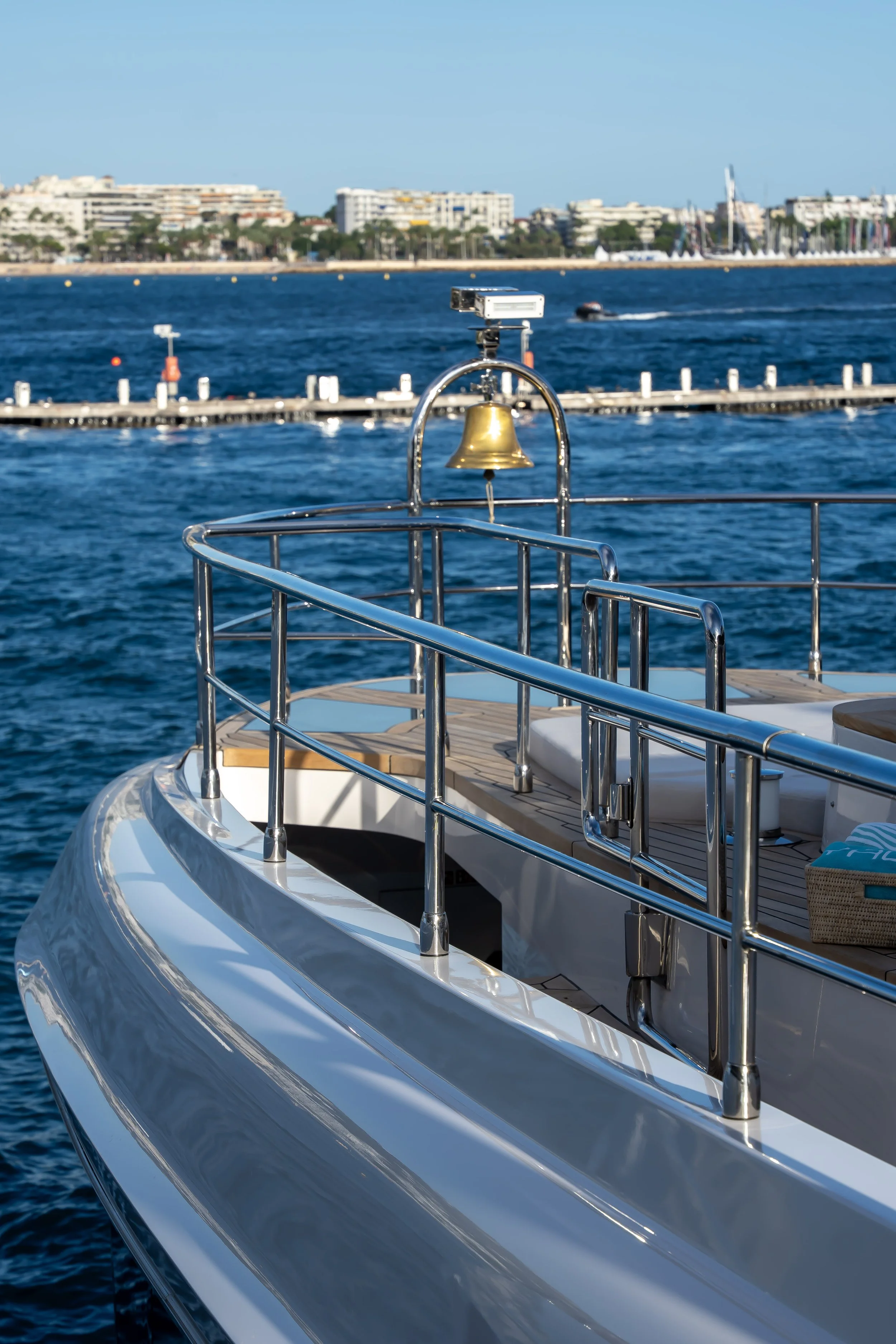 Photographie extérieure d’un yacht de luxe à Monaco signée Maison Luma. Communication visuelle haut de gamme pour le secteur du yachting de prestige.