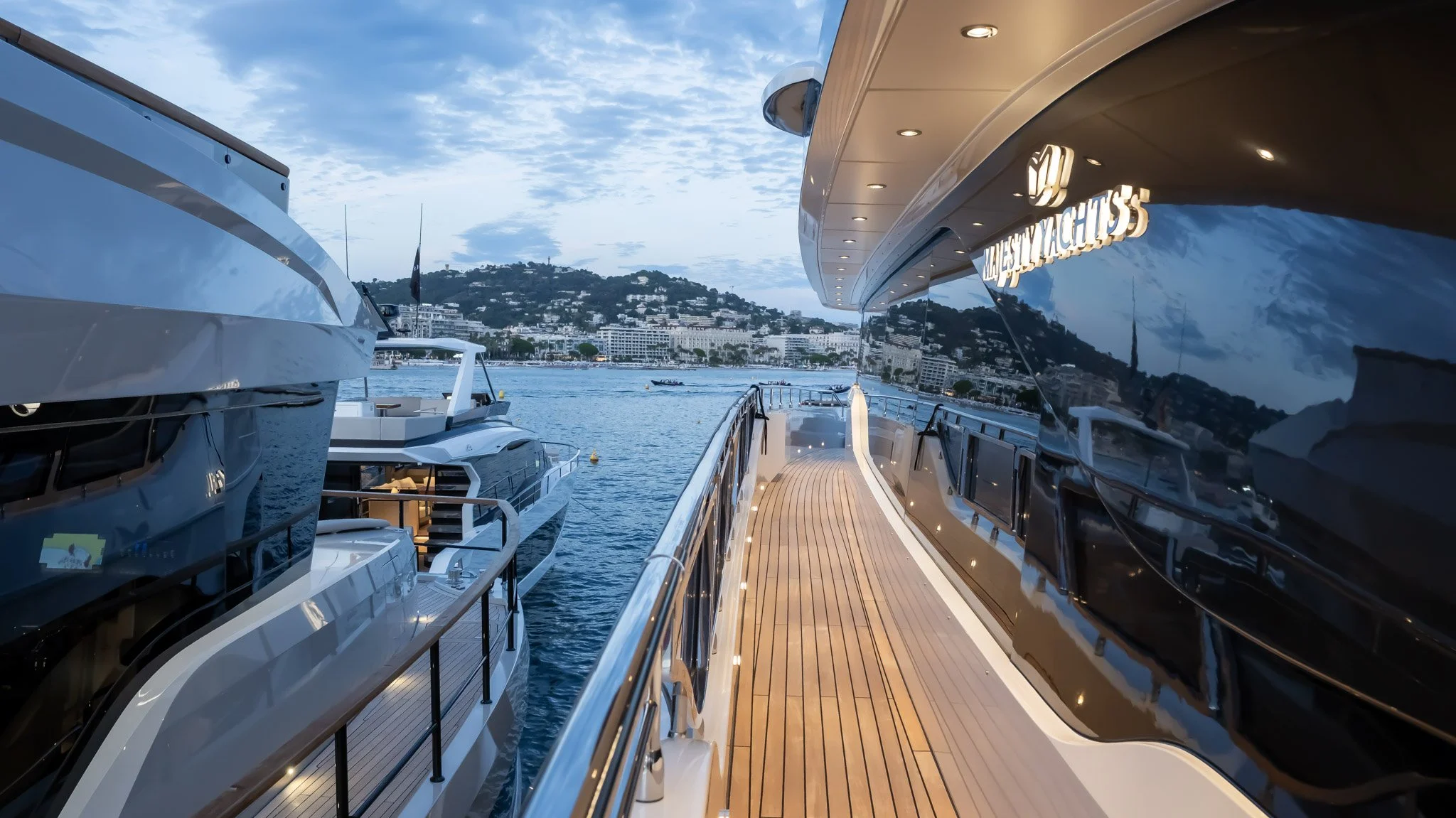 Photographie extérieure d’un superyacht de luxe à Monaco signée Maison Luma. Direction artistique et communication visuelle haut de gamme pour le yachting sur la Côte d’Azur.