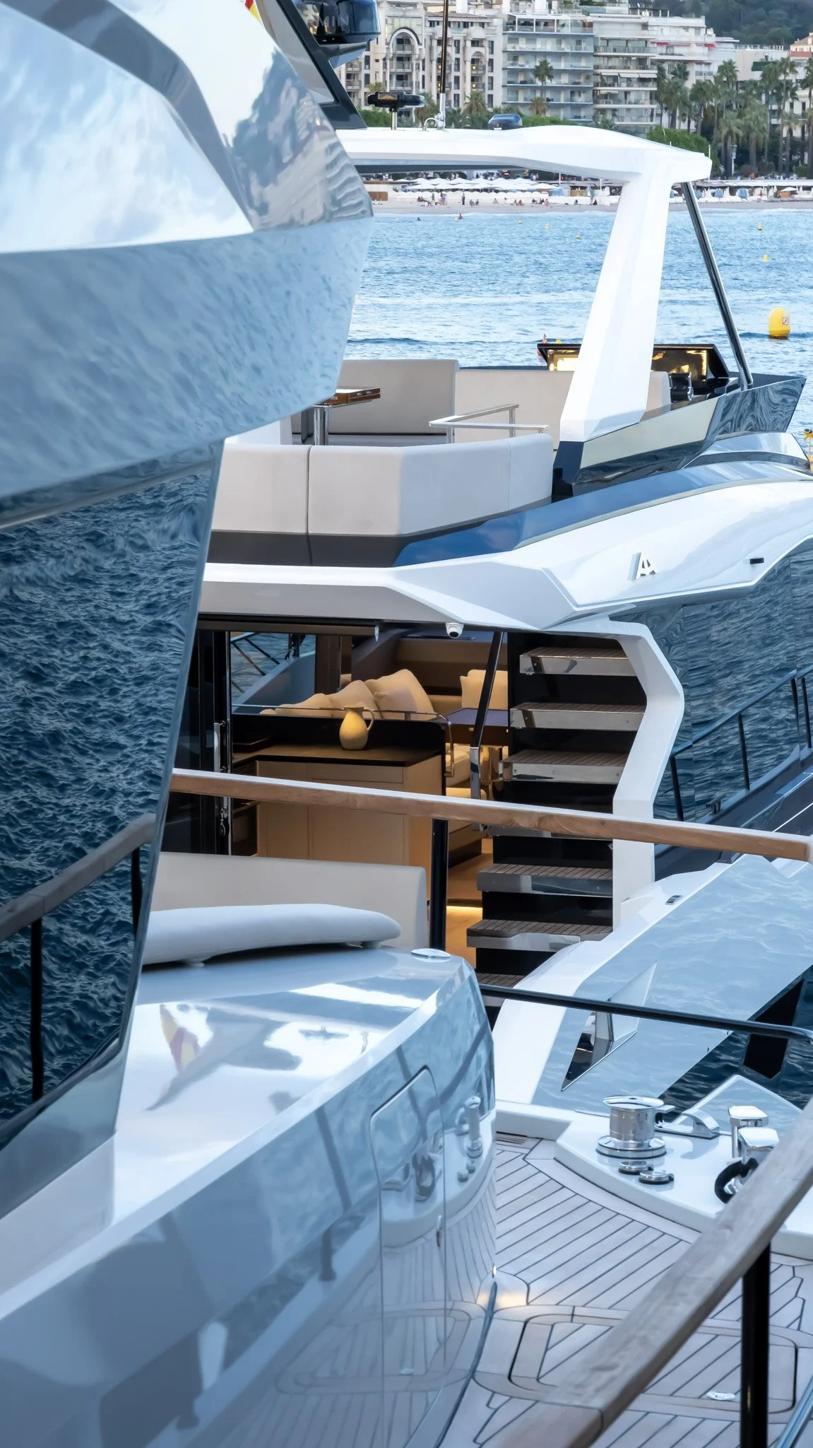 Photographie de yacht de luxe à Cannes par Maison Luma. Direction artistique et contenu visuel premium pour le yachting sur la Côte d’Azur.