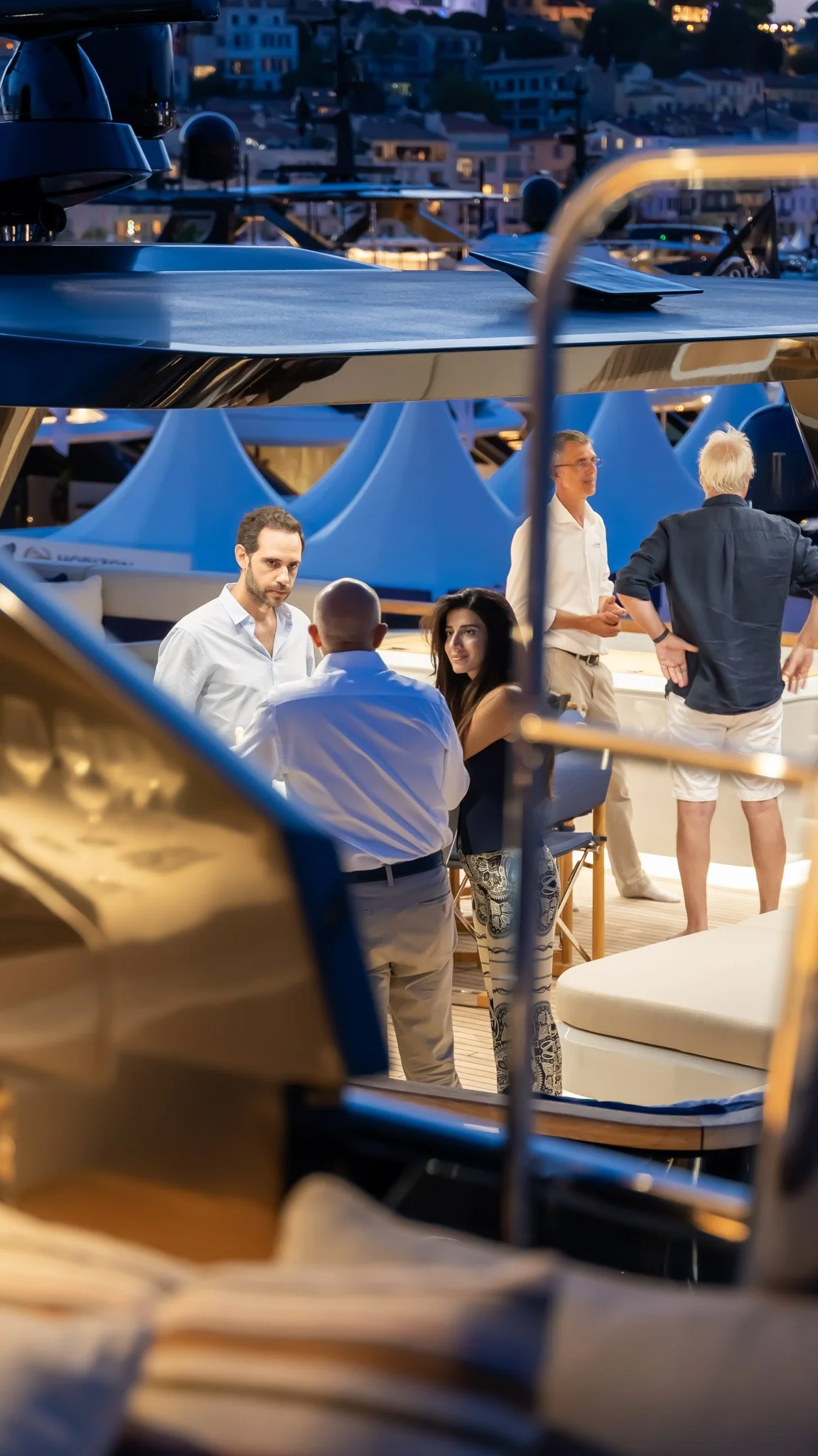 Photographie d’un super yacht de luxe à Monaco signée Maison Luma. Direction artistique et communication visuelle haut de gamme pour le yachting sur la Côte d’Azur.