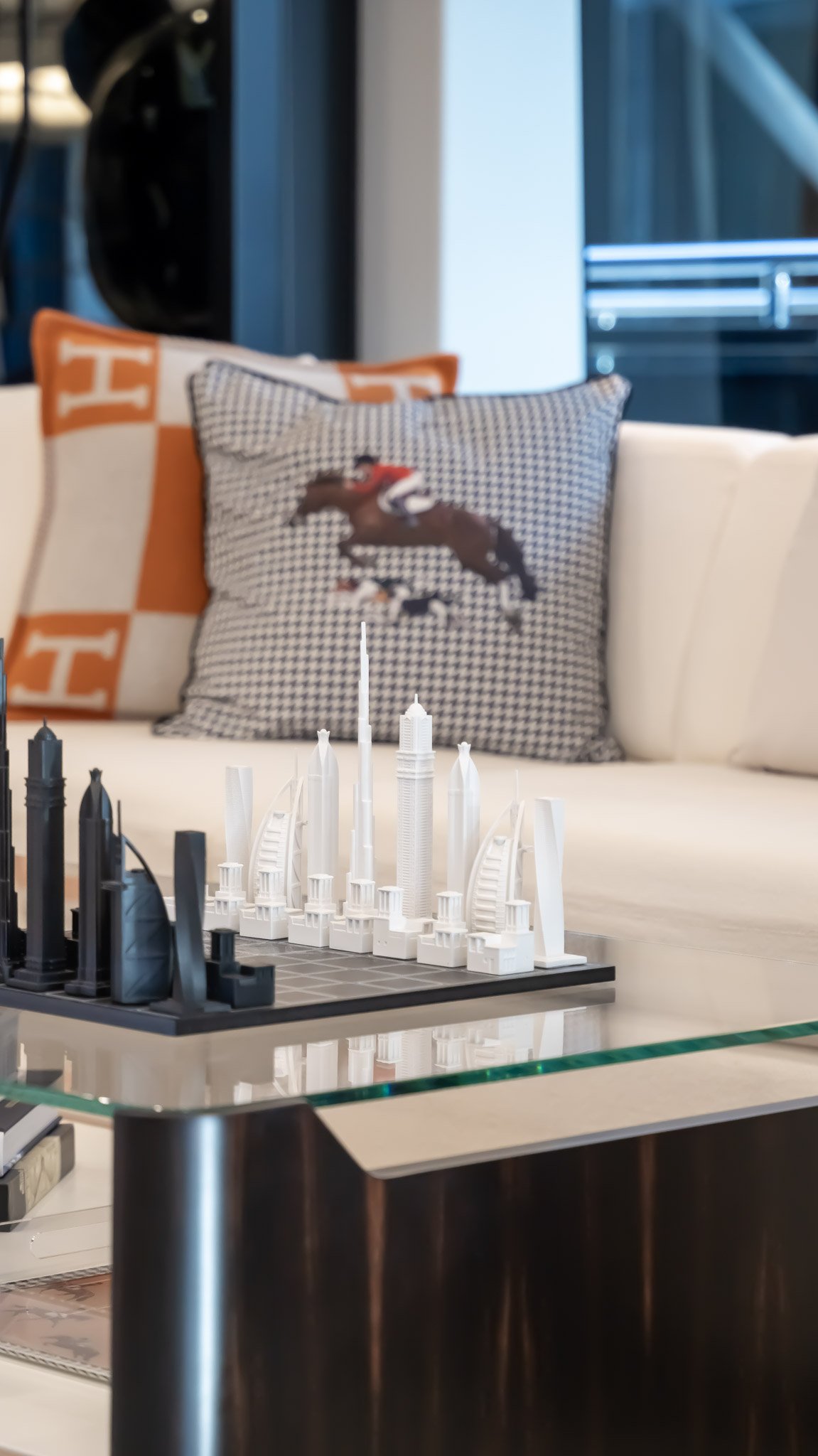 Photographie lifestyle à bord d’un yacht de prestige à Monaco. Maison Luma signe la direction artistique et la communication visuelle pour le yachting haut de gamme.