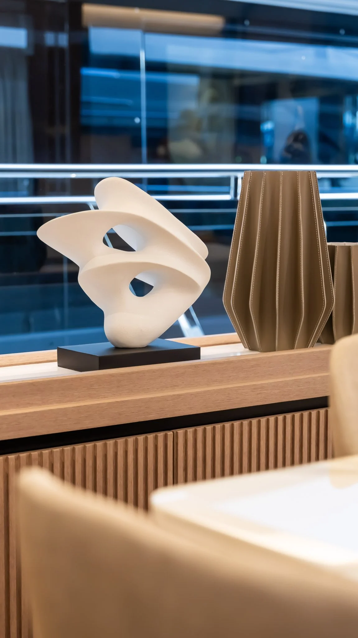 Photographie intérieure d’un yacht de luxe à Monaco par Maison Luma. Direction artistique et communication visuelle haut de gamme pour le yachting d’exception.