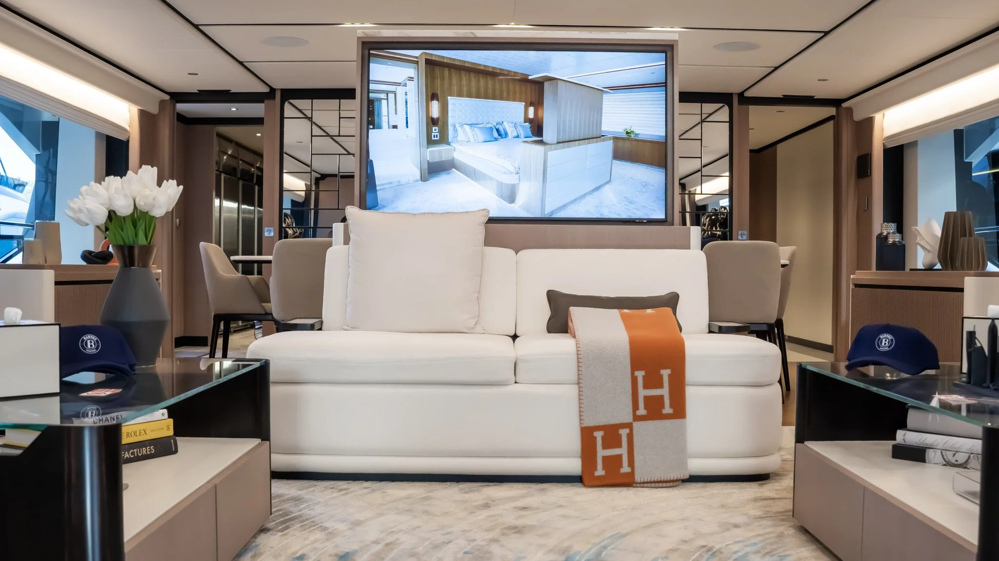 Photographie intérieur d’un yacht de prestige à Cannes par Maison Luma. Direction artistique et image de marque pour le yachting haut de gamme sur la Côte d’Azur.