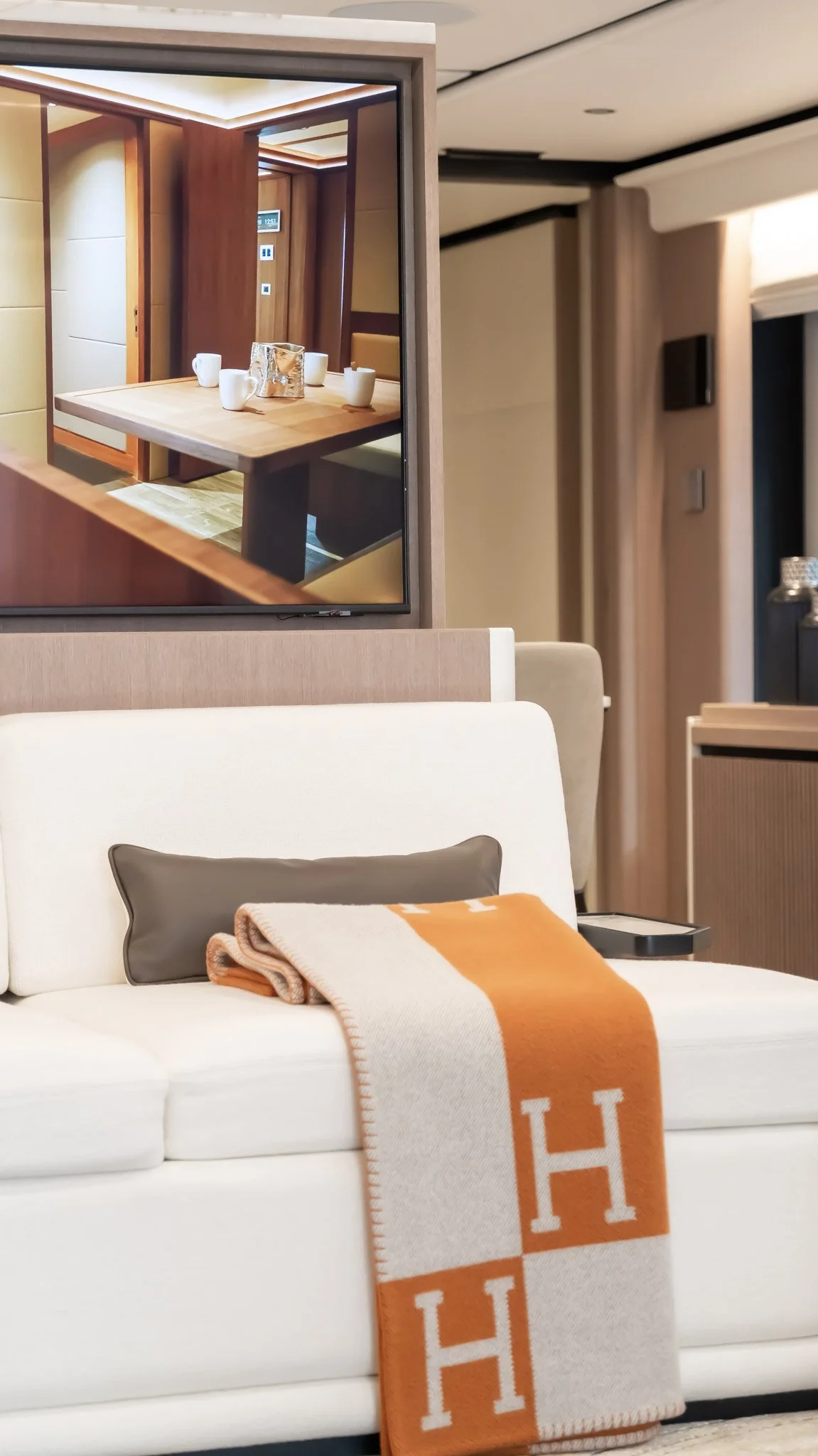 Photographie intérieure d’un yacht de luxe à Cannes par Maison Luma. Direction artistique et communication visuelle haut de gamme pour le yachting d’exception.