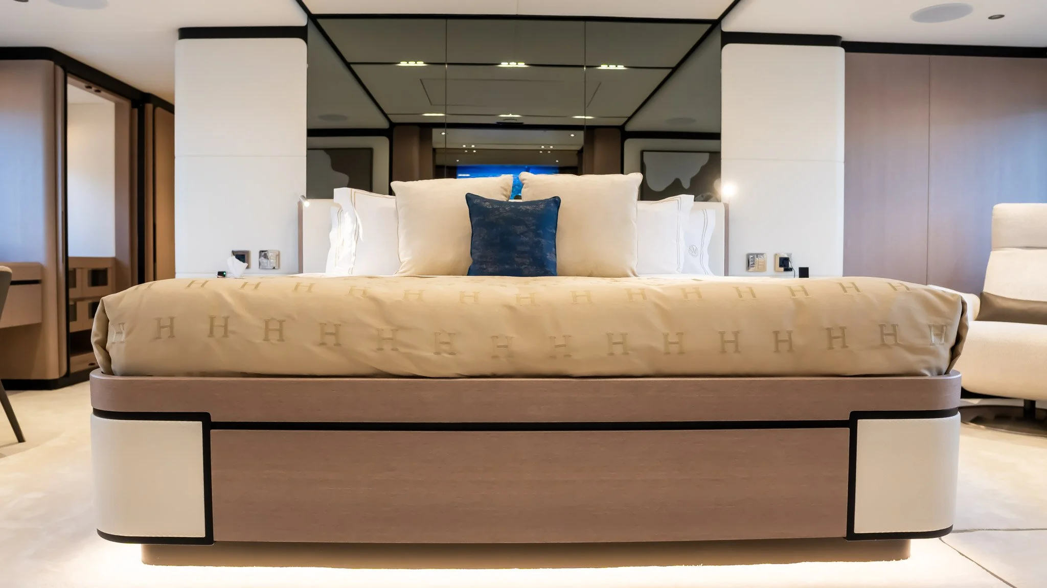 Intérieur raffiné d’un yacht photographié à Cannes par Maison Luma. Direction artistique et photographie d’espaces marins haut de gamme sur la Côte d’Azur.