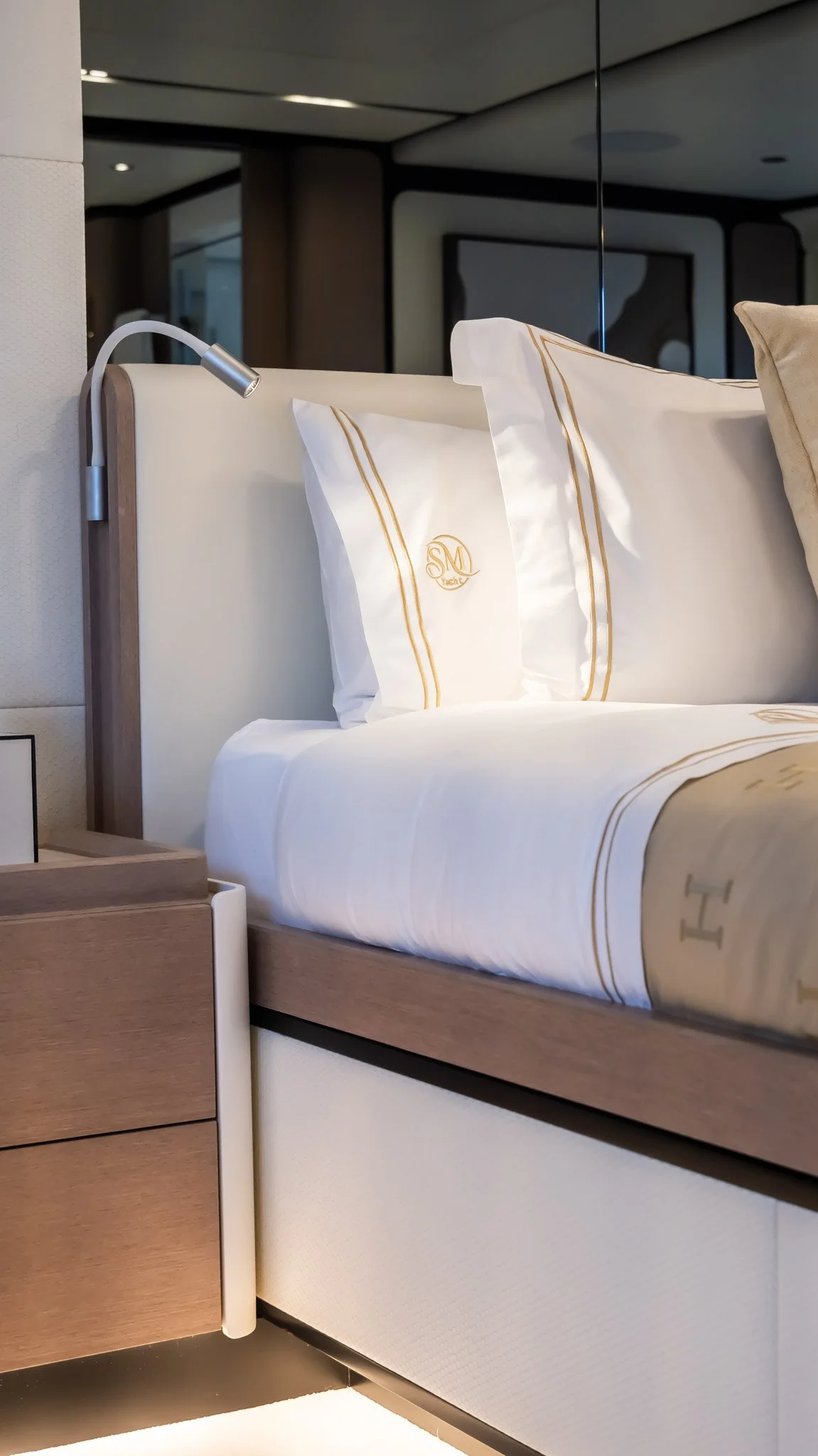 Détail de design intérieur de yacht à Cannes capturé par Maison Luma. Photographie et direction artistique haut de gamme pour le secteur nautique de luxe.